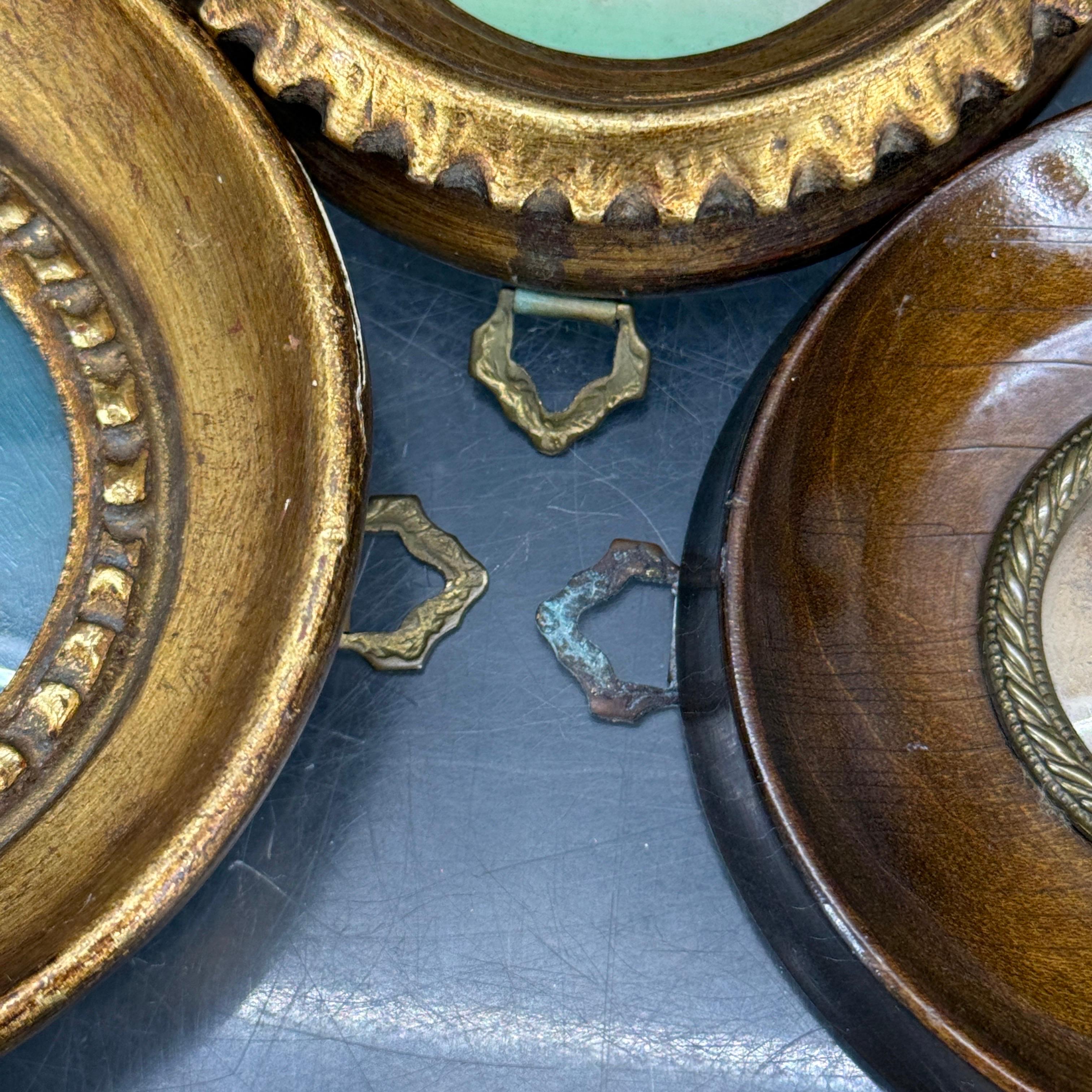 Collection of Italian Florentine Gilt Wood Art Frames Circa 1950's in vendita 7