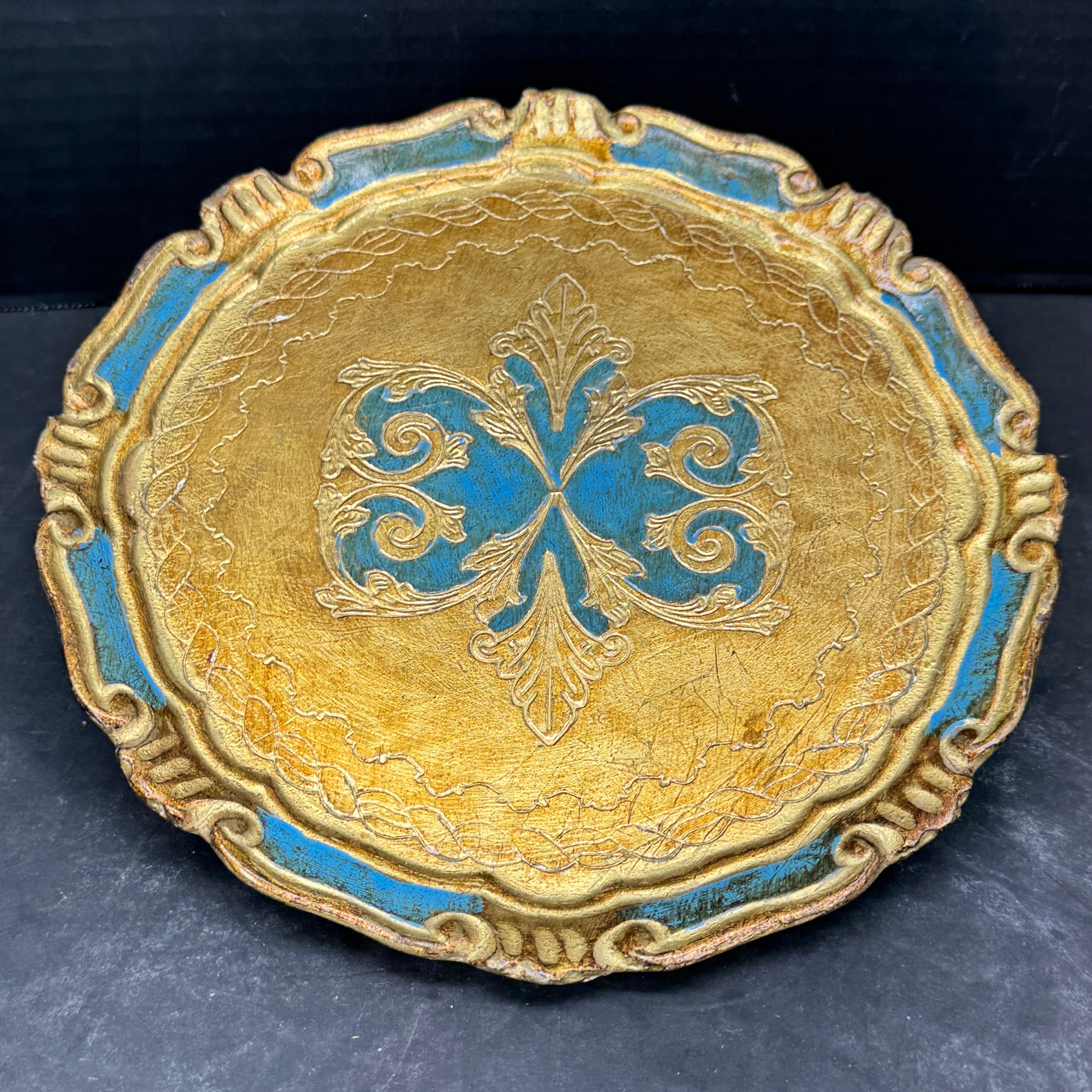 Splendida collezione di tre vassoi in legno Florentine degli anni '60. Questi pezzi altamente collezionabili sono al tempo stesso forma e funzione. Questo set comprende 2 vassoi rotondi e uno ovale con maniglie. Sono bellissimi sia da soli che in