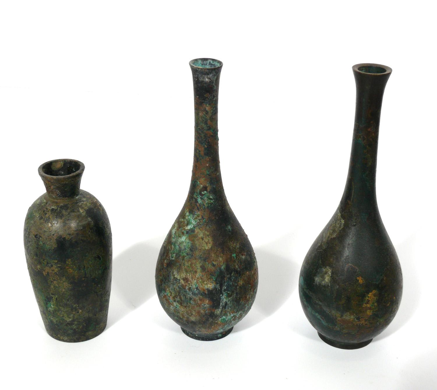 Collezione di dieci vasi giapponesi in bronzo, Giappone, XX secolo. Tutti presentano forme scultoree e un'ampia gamma di patine che vanno dal marrone intenso al verde verderame. Il più grande misura 9