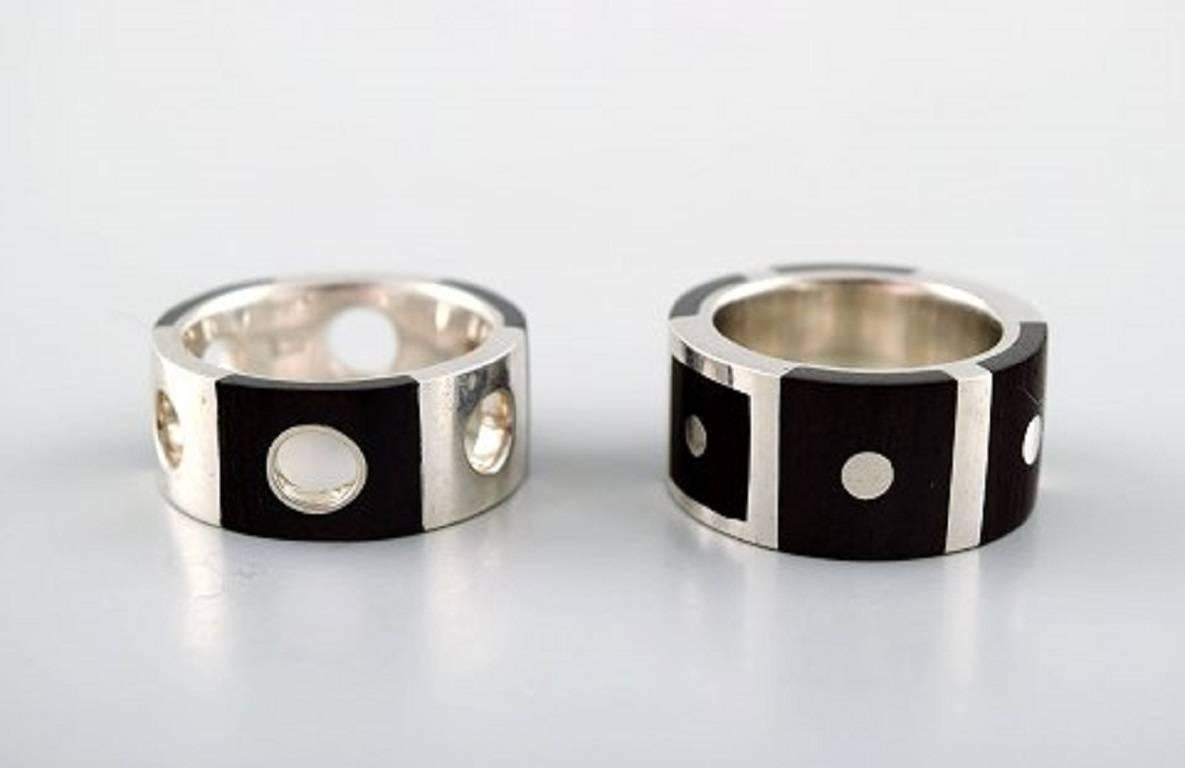 Collection of jewelry in sterling silver, most with mountings of ebony, consisting of five rings and a pendant.
Danish design.
Assorted ring sizes.
In perfect condition.