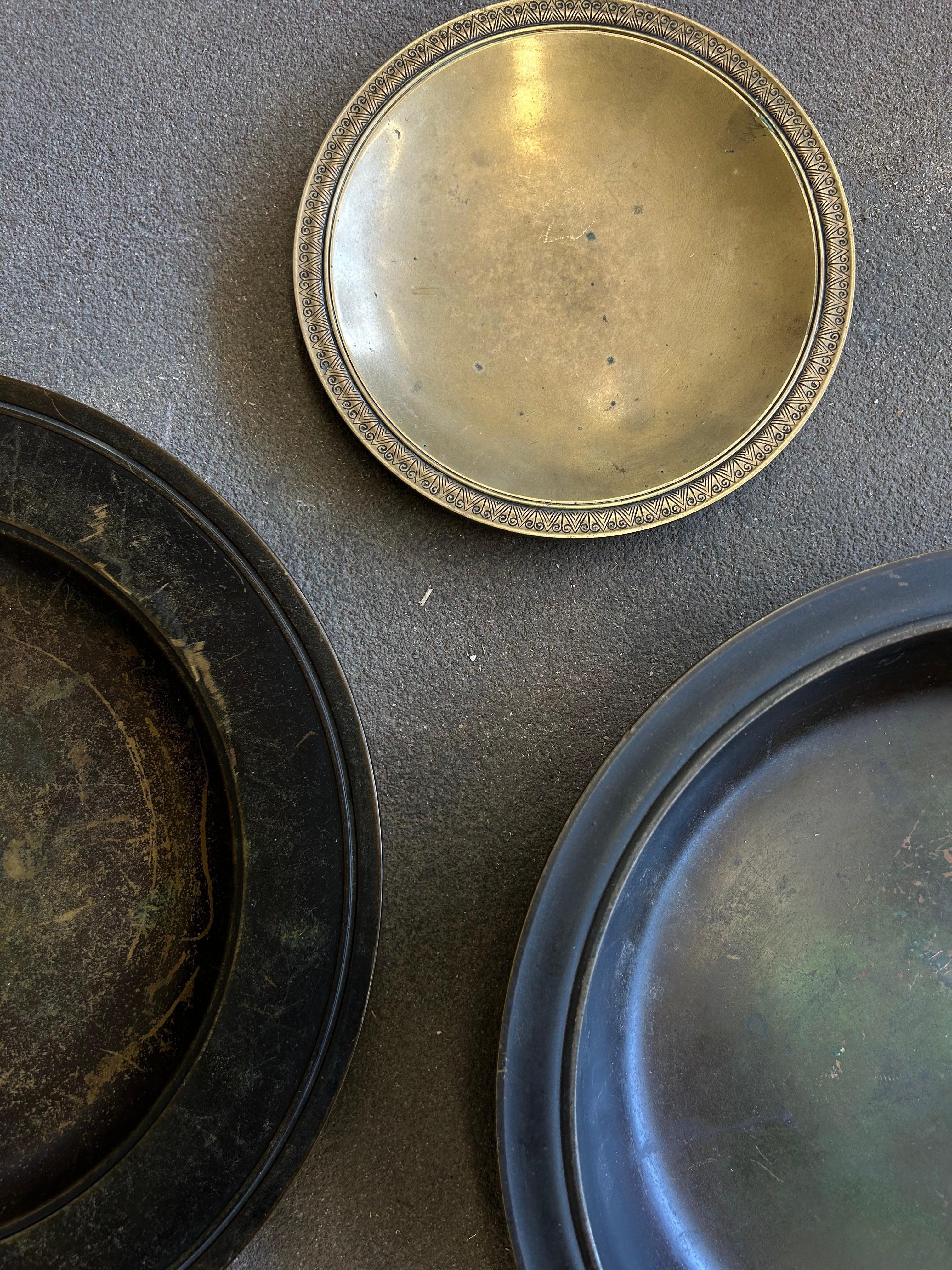 One the dishes measure 32 cm in diameter.
The other dish measures 31.5 cm in diameter.
The third dish measures 18.5 cm in diameter.

Just Andersen Art Deco bowls in beautiful patinaed bronze made in Denmark in the 1930's.

These bowls is the