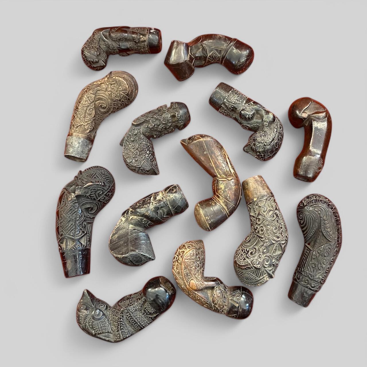 Un ensemble de treize poignées de kriss originaires de Java, en Indonésie, datant de la fin du 18e siècle ou du début du 19e siècle.

Belle patine d'ancienneté dans les tons sombres ou ambrés. Sculpture exquise présentant des motifs zoomorphes, des