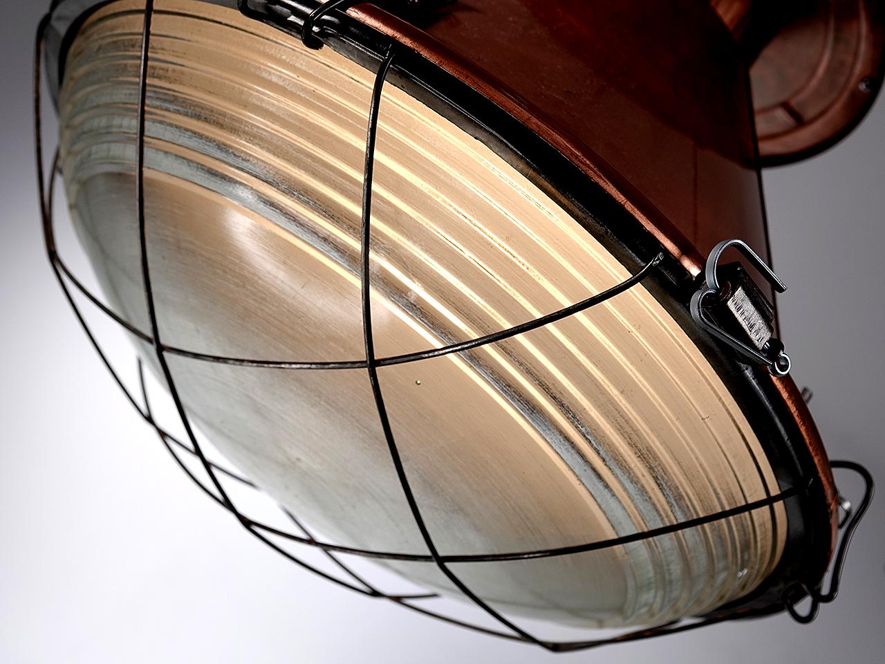 Wir haben eine Reihe dieser Lampen auf Lager und sie werden pro Lampe verkauft. Auf diese Weise können Sie nur eine oder die ganze Collection'S kaufen. 
Diese beeindruckenden 22 Zoll hohen Leuchten sind in glänzendem Kupfer ausgeführt. Außerdem gibt