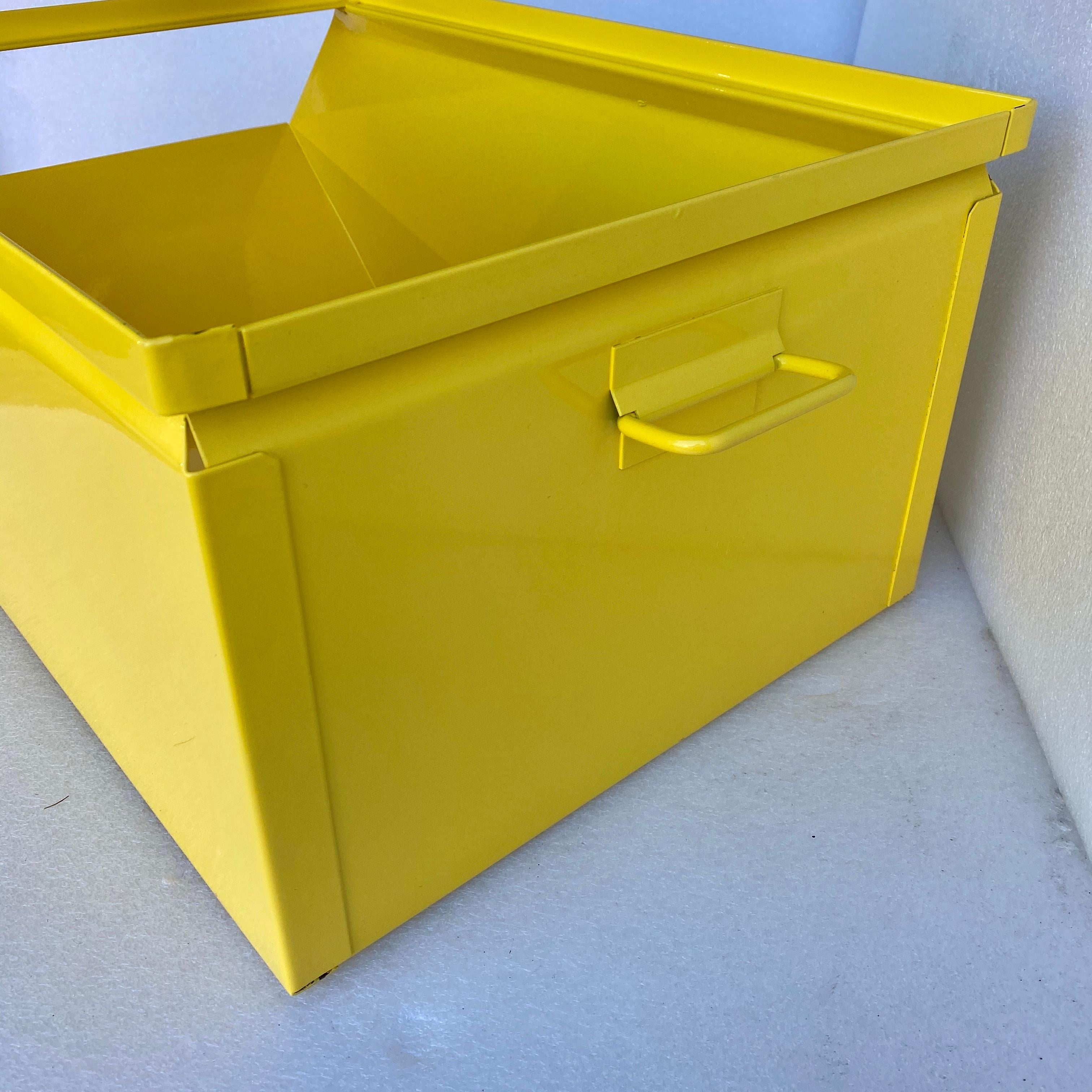 Collection de grandes boîtes industrielles en métal jaune soleil revêtues de poudre en vente 2