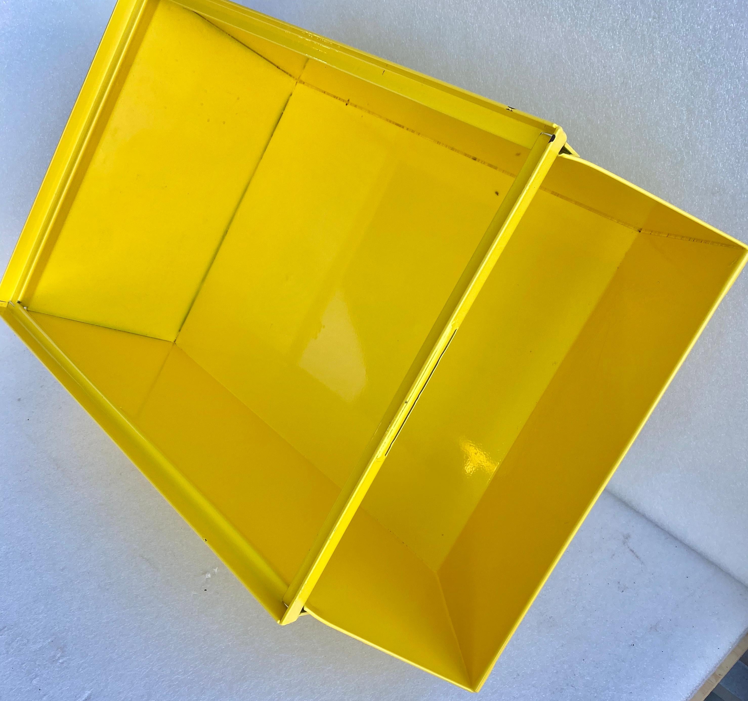 Collection de grandes boîtes industrielles en métal jaune soleil revêtues de poudre en vente 6