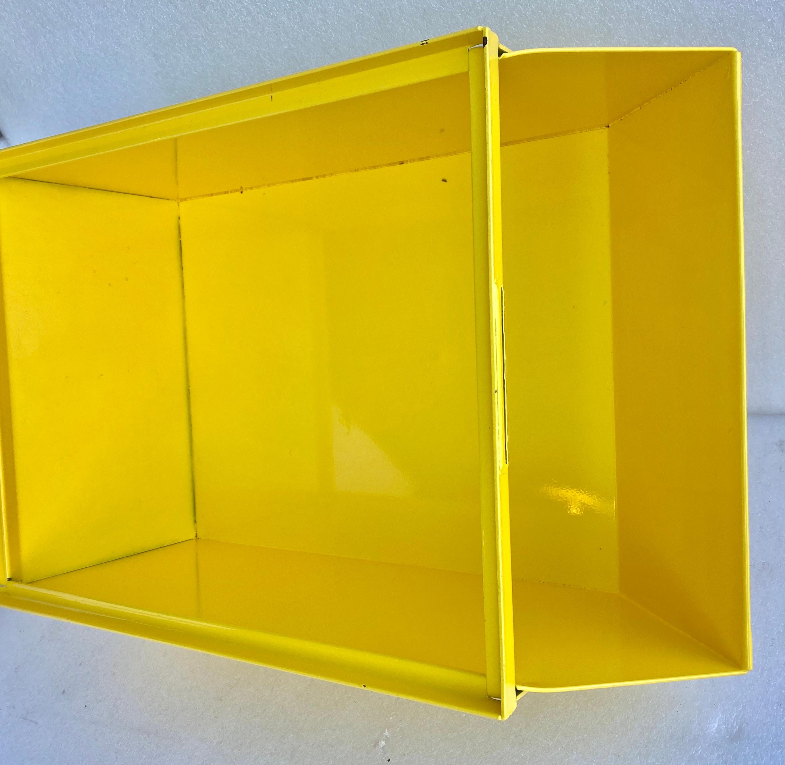 Collection de grandes boîtes industrielles en métal jaune soleil revêtues de poudre en vente 8