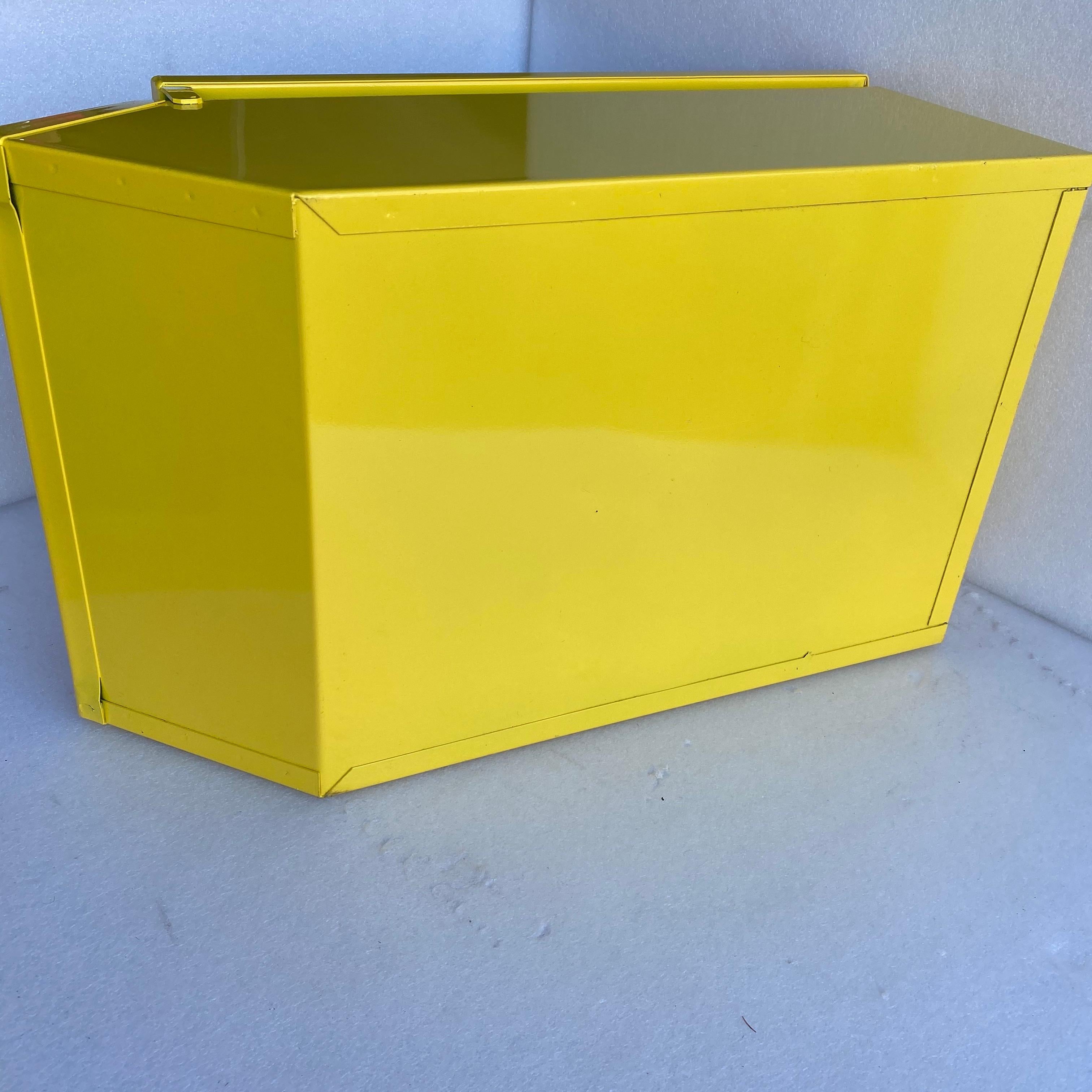 Collection de grandes boîtes industrielles en métal jaune soleil revêtues de poudre en vente 9