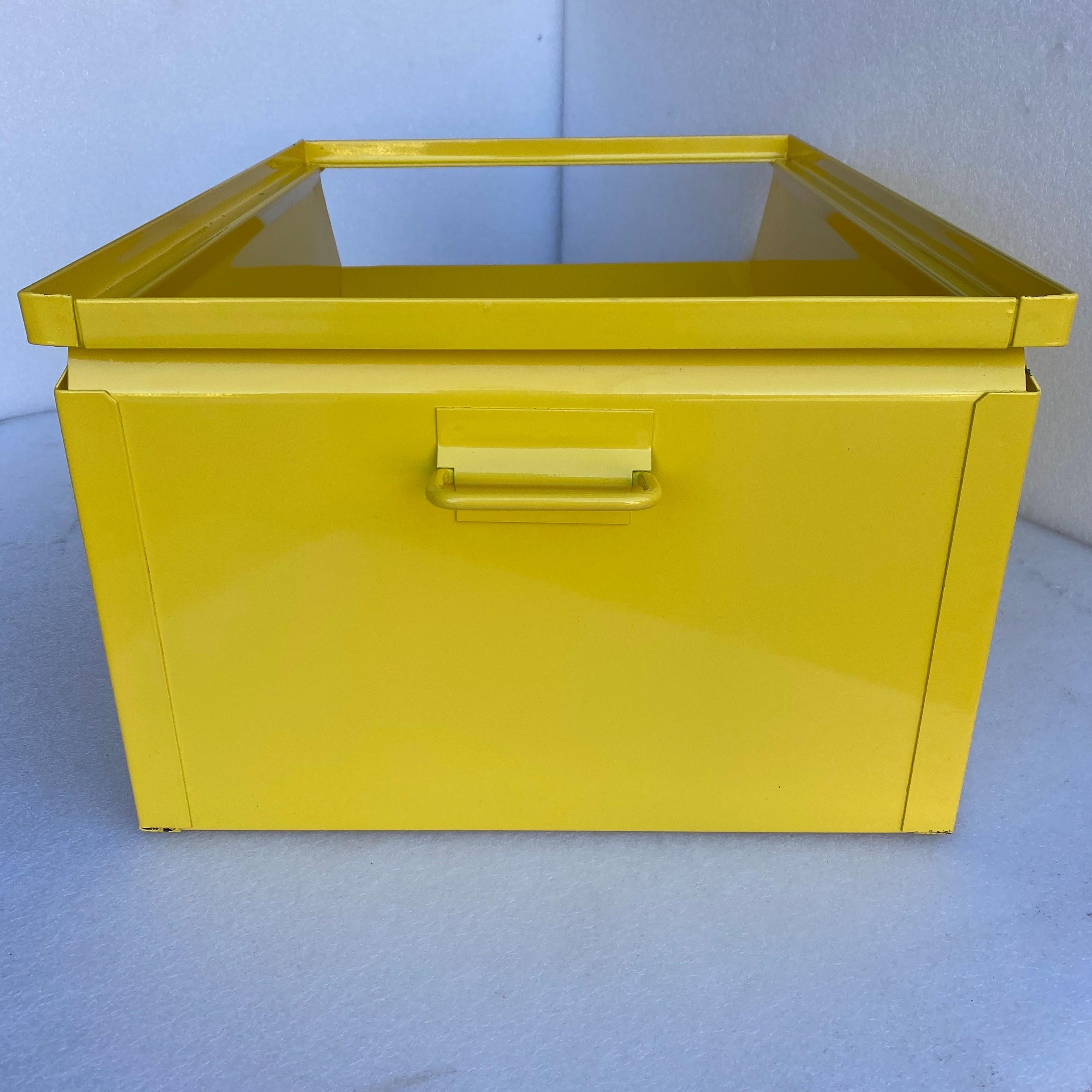 Collection de grandes boîtes industrielles en métal jaune soleil revêtues de poudre en vente 10