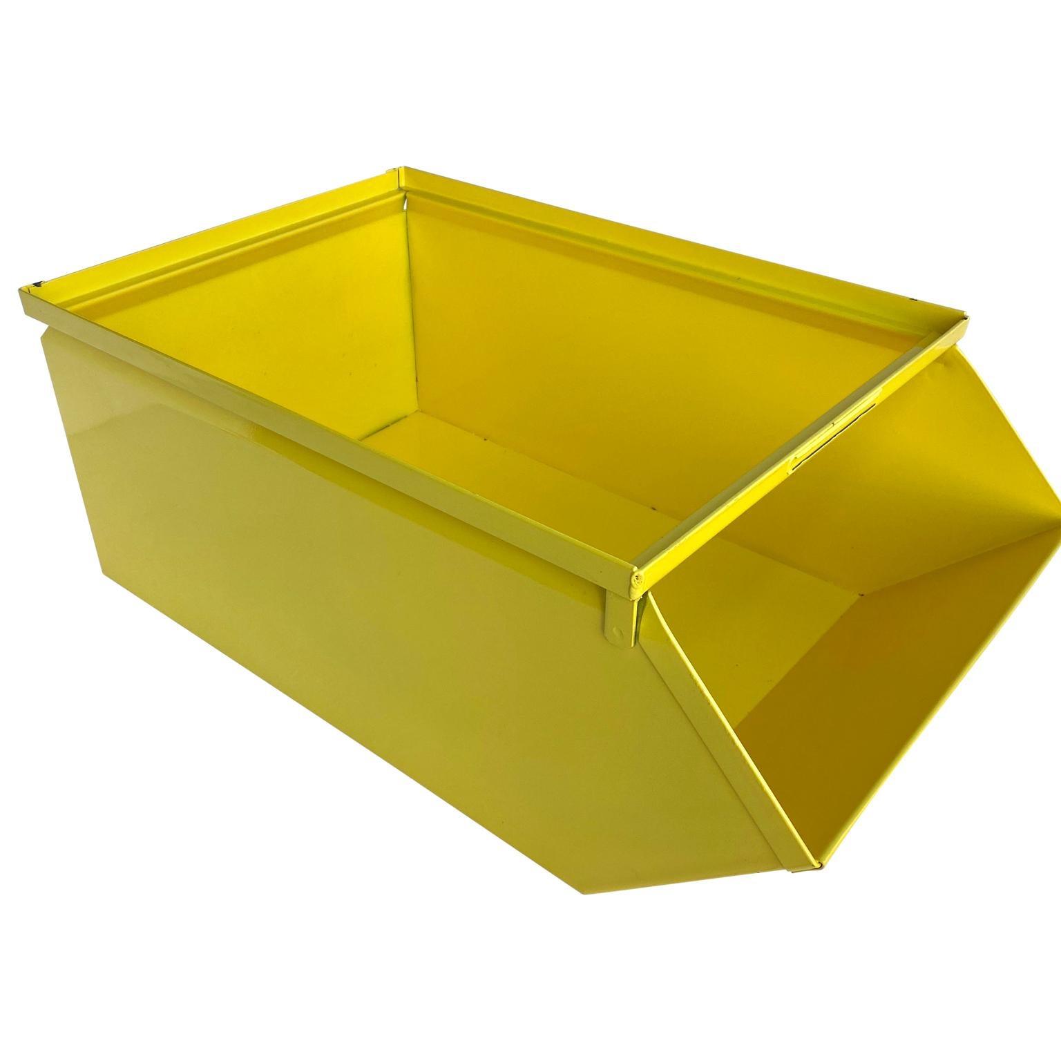 Industriel Collection de grandes boîtes industrielles en métal jaune soleil revêtues de poudre en vente