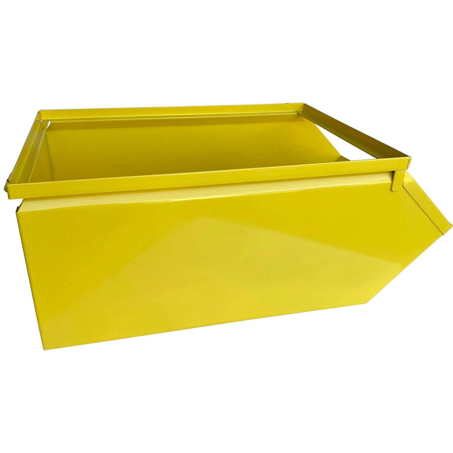 Américain Collection de grandes boîtes industrielles en métal jaune soleil revêtues de poudre en vente