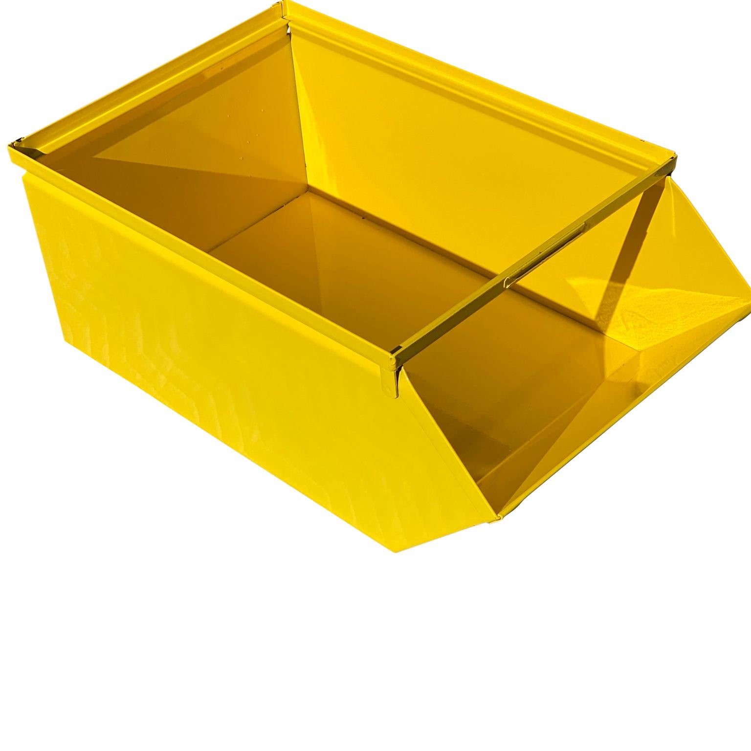 20ième siècle Collection de grandes boîtes industrielles en métal jaune soleil revêtues de poudre en vente