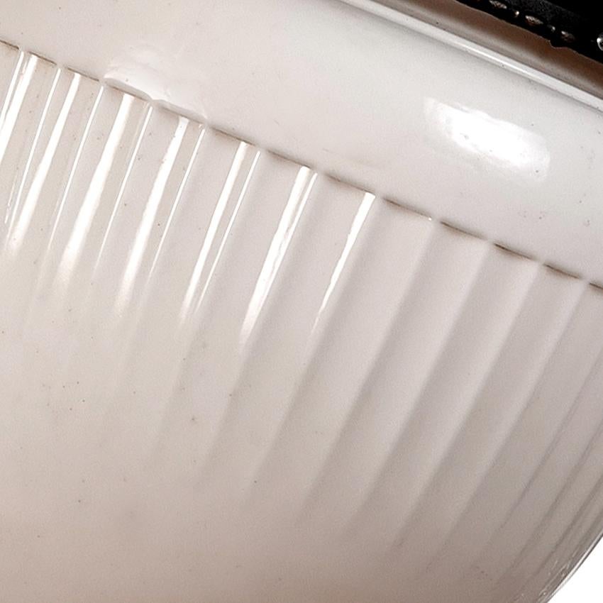 Abbiamo una collezione coordinata di questi elegantissimi pendenti. Il prezzo è per lampada, quindi puoi acquistarne solo una o l'intera collezione. Questa lampada ha uno dei globi in vetro lattiginoso più grandi che abbiamo mai offerto. Hanno una