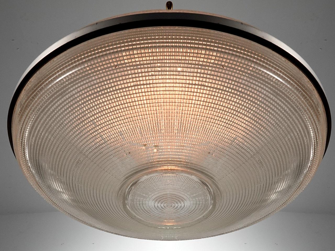 Collection'S di pendenti Holophane a cono e a piatto grandi e poco profondi In condizioni buone in vendita a Peekskill, NY