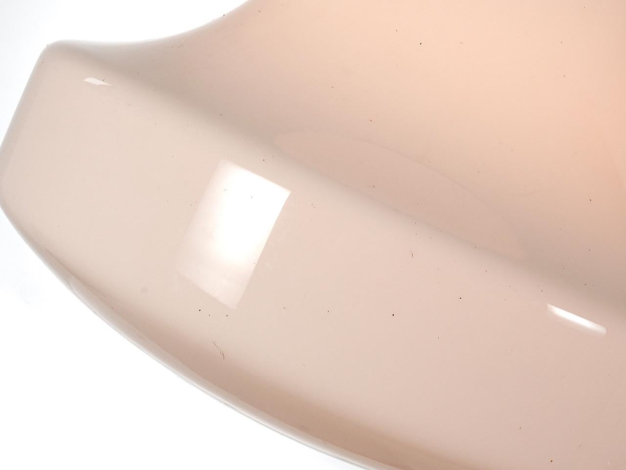 Art Déco Collection'S di grandi, semplici ed eleganti pendenti per case scolastiche in vetro latte in vendita