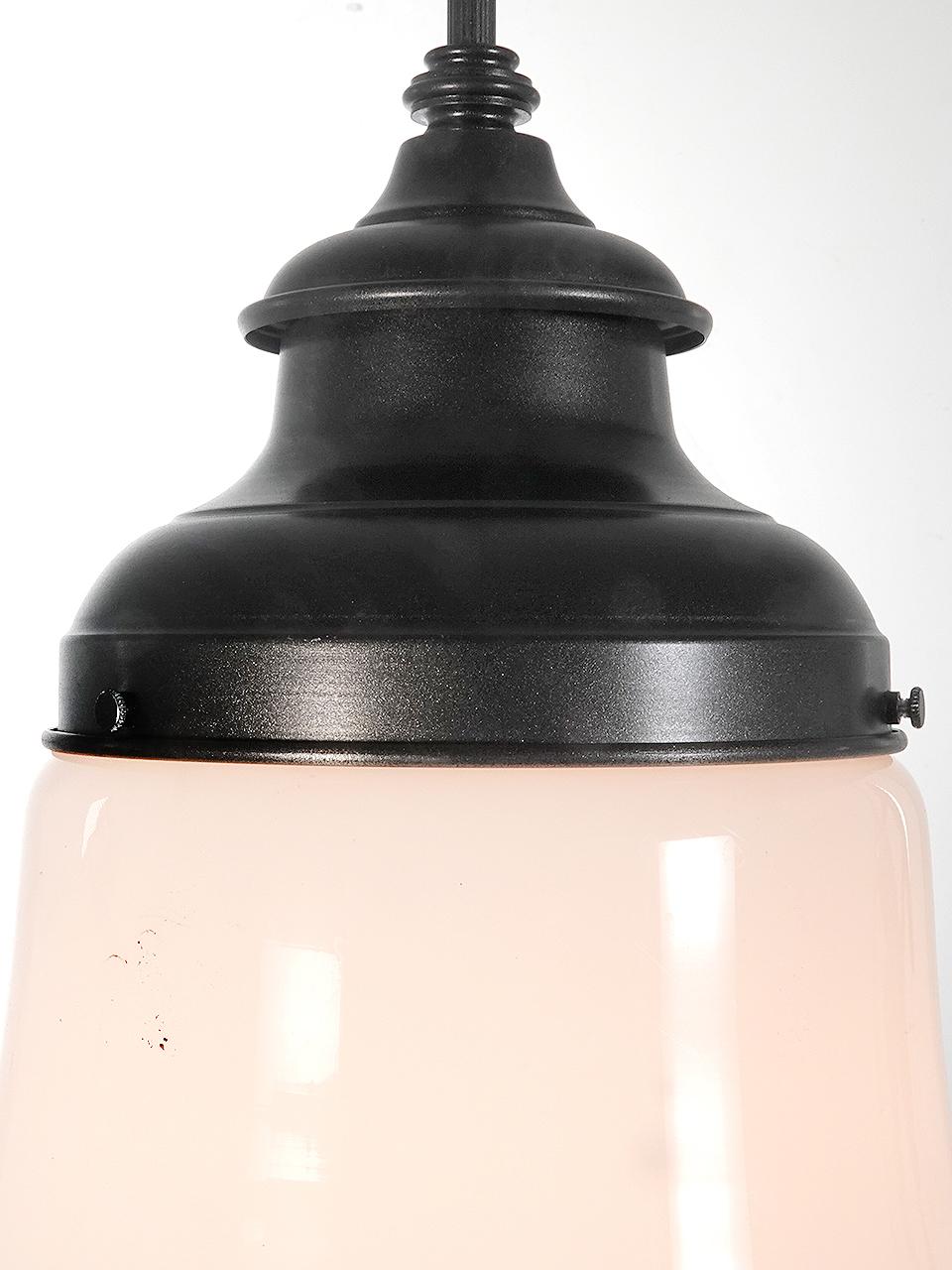 Americano Collection'S di grandi, semplici ed eleganti pendenti per case scolastiche in vetro latte in vendita