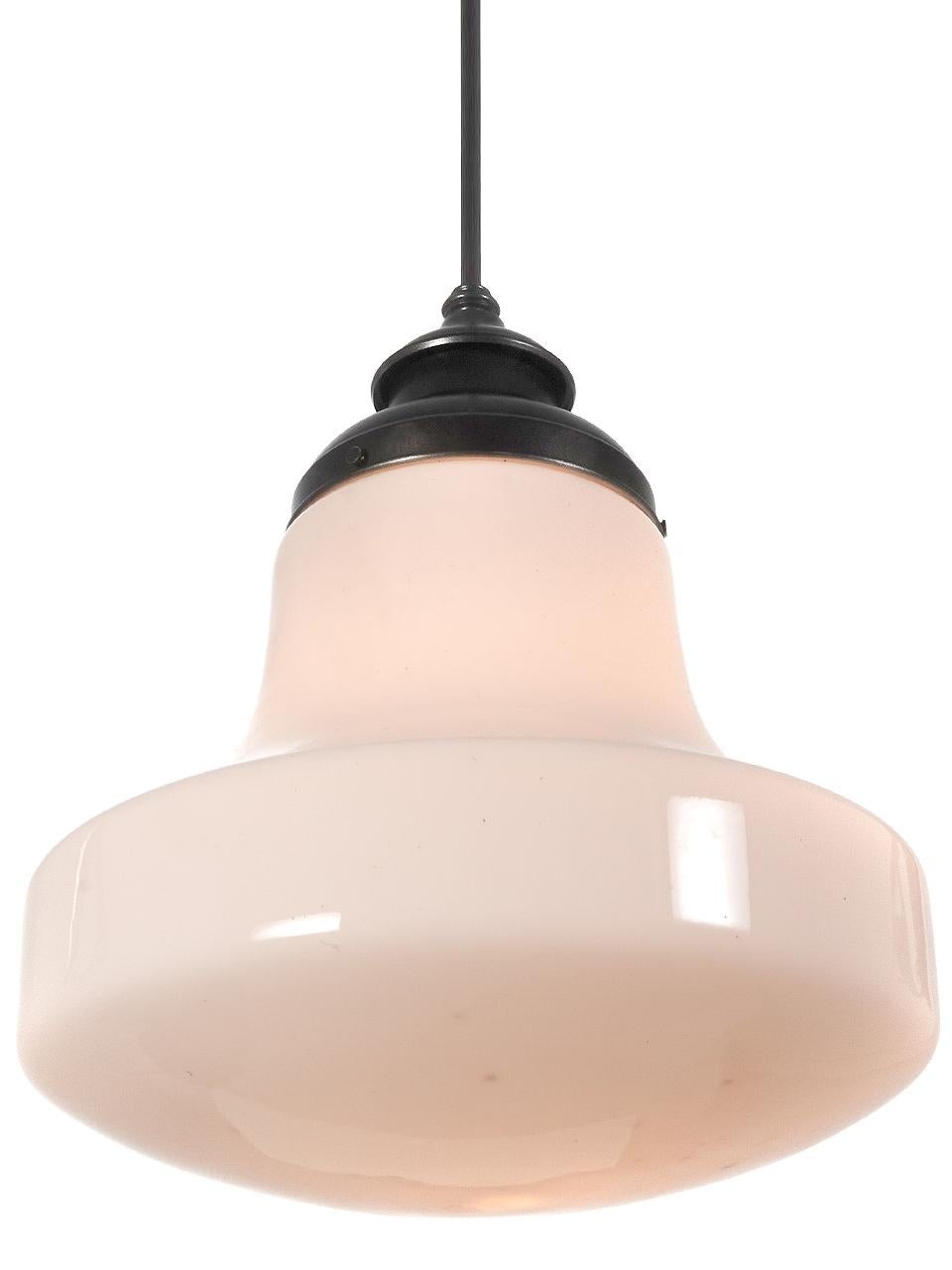 Collection'S di grandi, semplici ed eleganti pendenti per case scolastiche in vetro latte In condizioni buone in vendita a Peekskill, NY