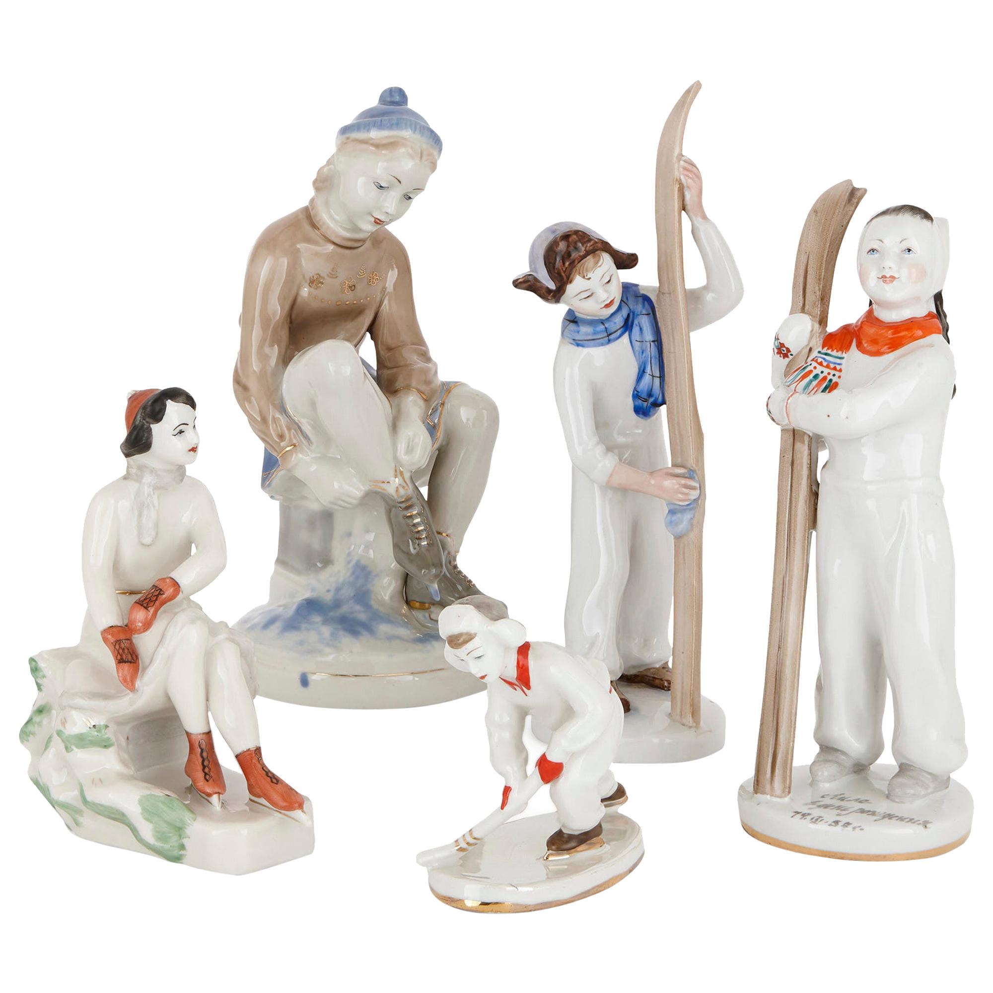 Sammlung von Lomonossow-Porzellanfiguren mit Wintersportmotiv