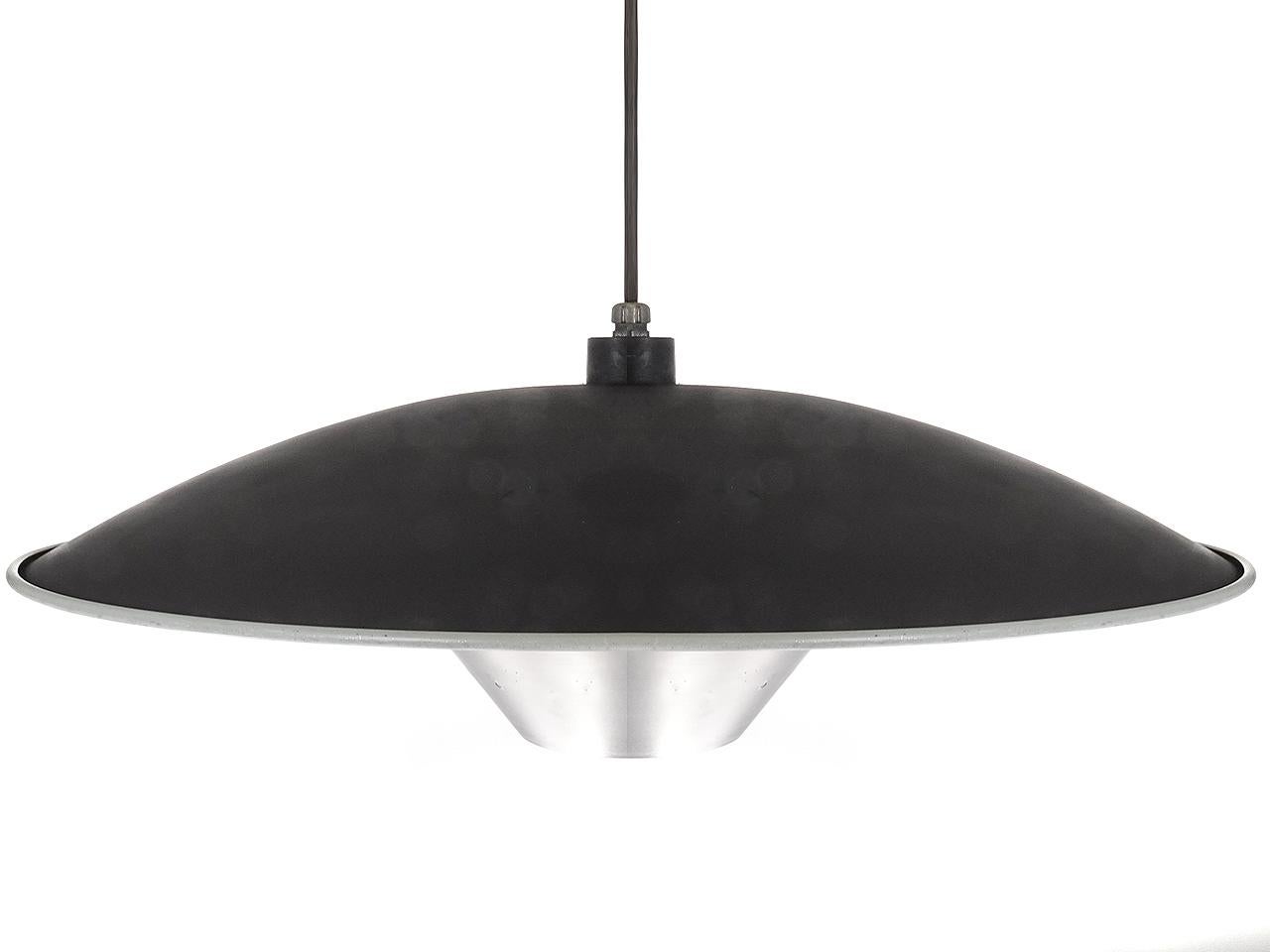 Américain Collectional de lustres à coupelle de trois pieds de diamètre de la modernité du milieu du siècle dernier en vente