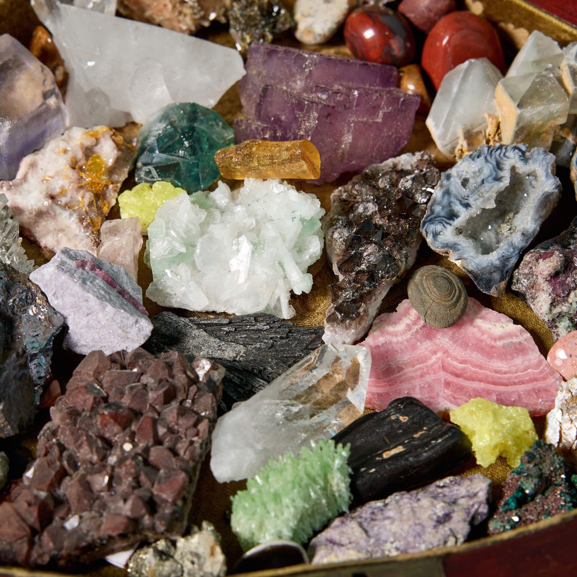 XVIIIe siècle et antérieur The Collective of Minerals in Fan-shaped Case (Collection de minéraux dans un étui en forme d'éventail) en vente