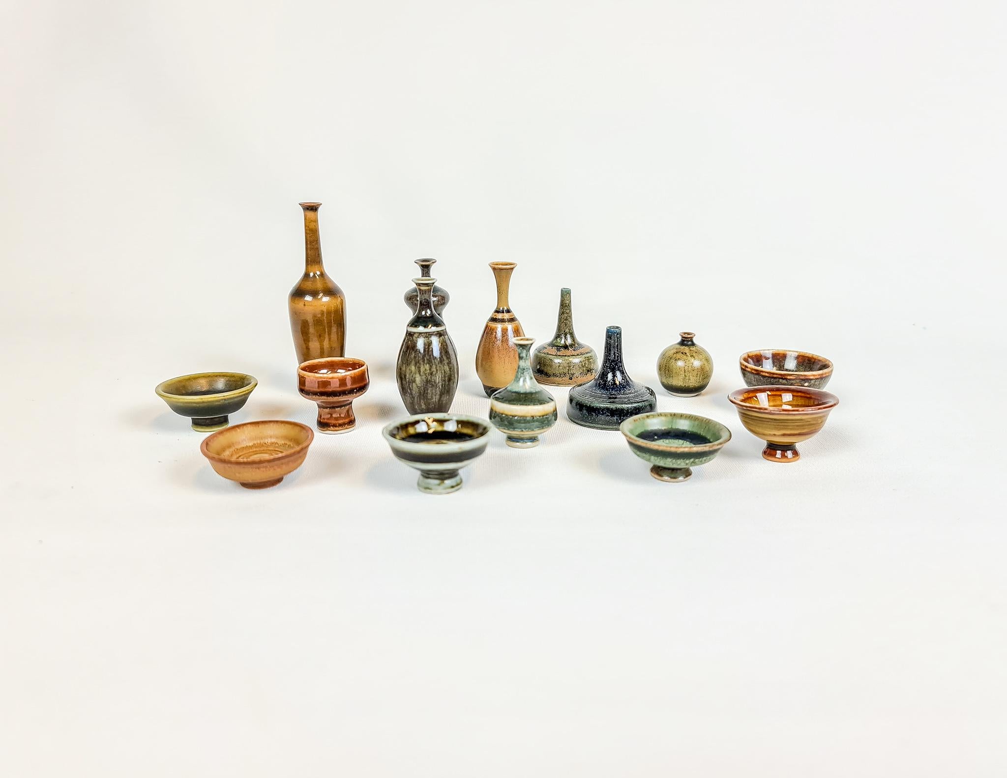 Wunderbare Sammlung von kleinen / Miniatur-Keramiken. Diese sind meist das Werk von John Andersson und werden in Höganäs in Schweden hergestellt. 

Die Skulpturen und Formen sind erstaunlich, ebenso wie die Glasur. 

Maße: H 5-2 cm, T 4-1