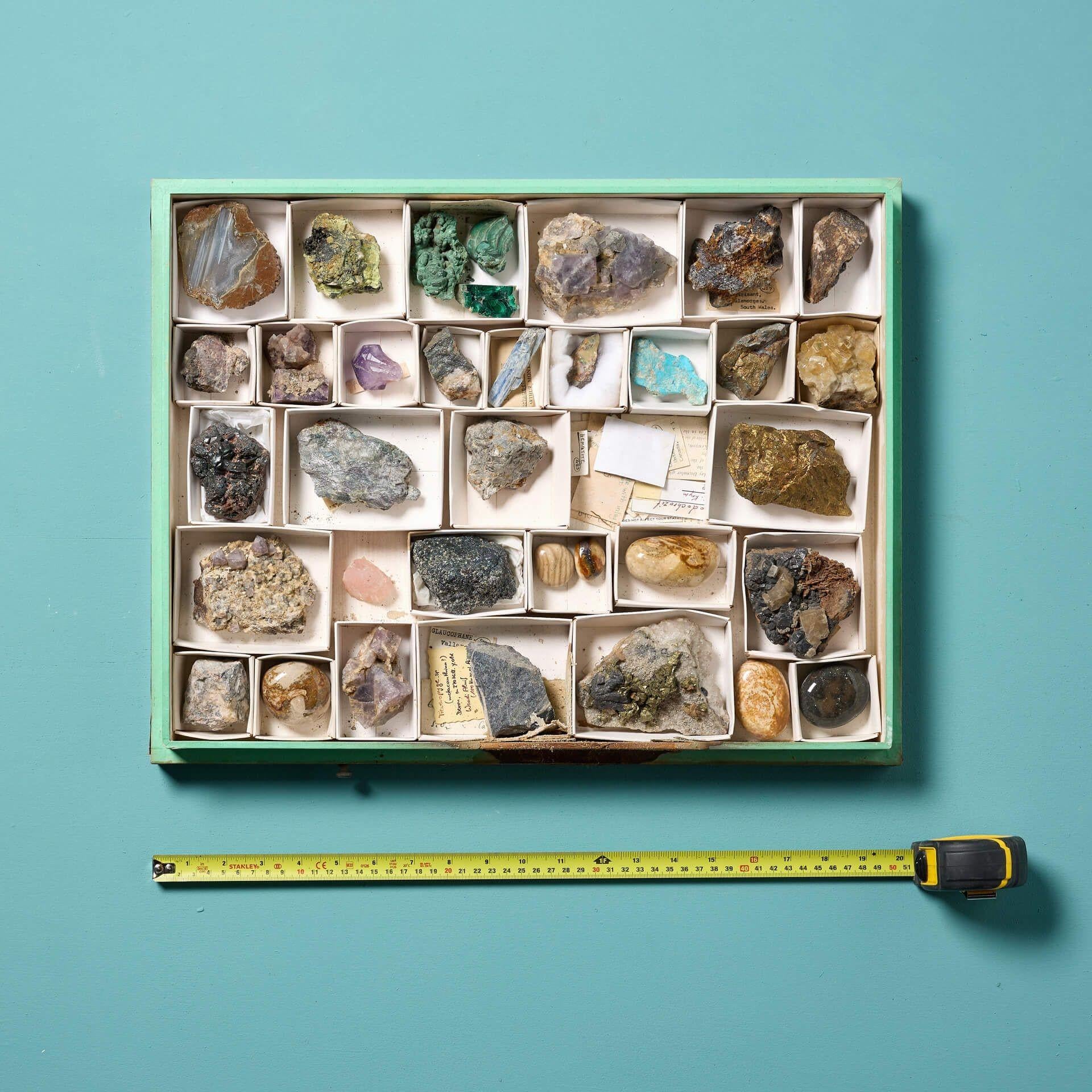 Eine Sammlung von Museumsmineralien in einer Vitrine. Die in einem eleganten, glasierten Etui präsentierte Kollektion umfasst 38 europäische Mineralien, darunter Amethyst und Pyrit, die alle ein ganz eigenes Erscheinungsbild haben. Jedes Mineral ist