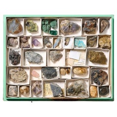 Colección de minerales de museo en vitrina