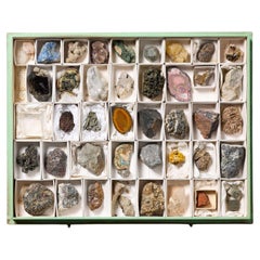 Sammlung von Museums Mineralien in Ausstellungsgehäuse