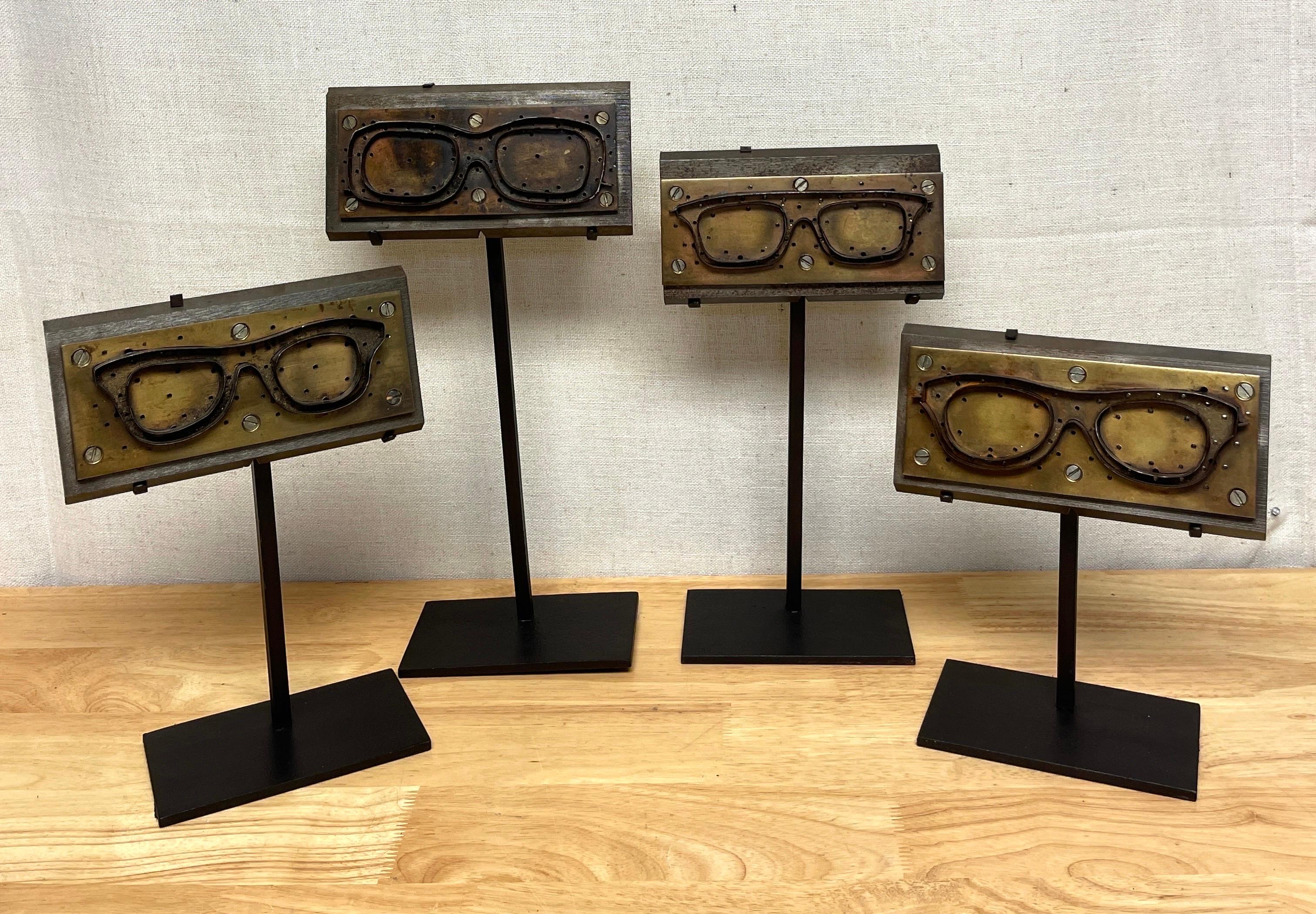 Sammlung musealer industrieller Augenglasfärbemittel/Formen
Eine sofortige Sammlung von vier einzigartigen industriellen Messing- und Eisenformen für Brillengestelle, jede einzelne museal auf späteren Eisenständern montiert. 
Unterschiedliche Höhen