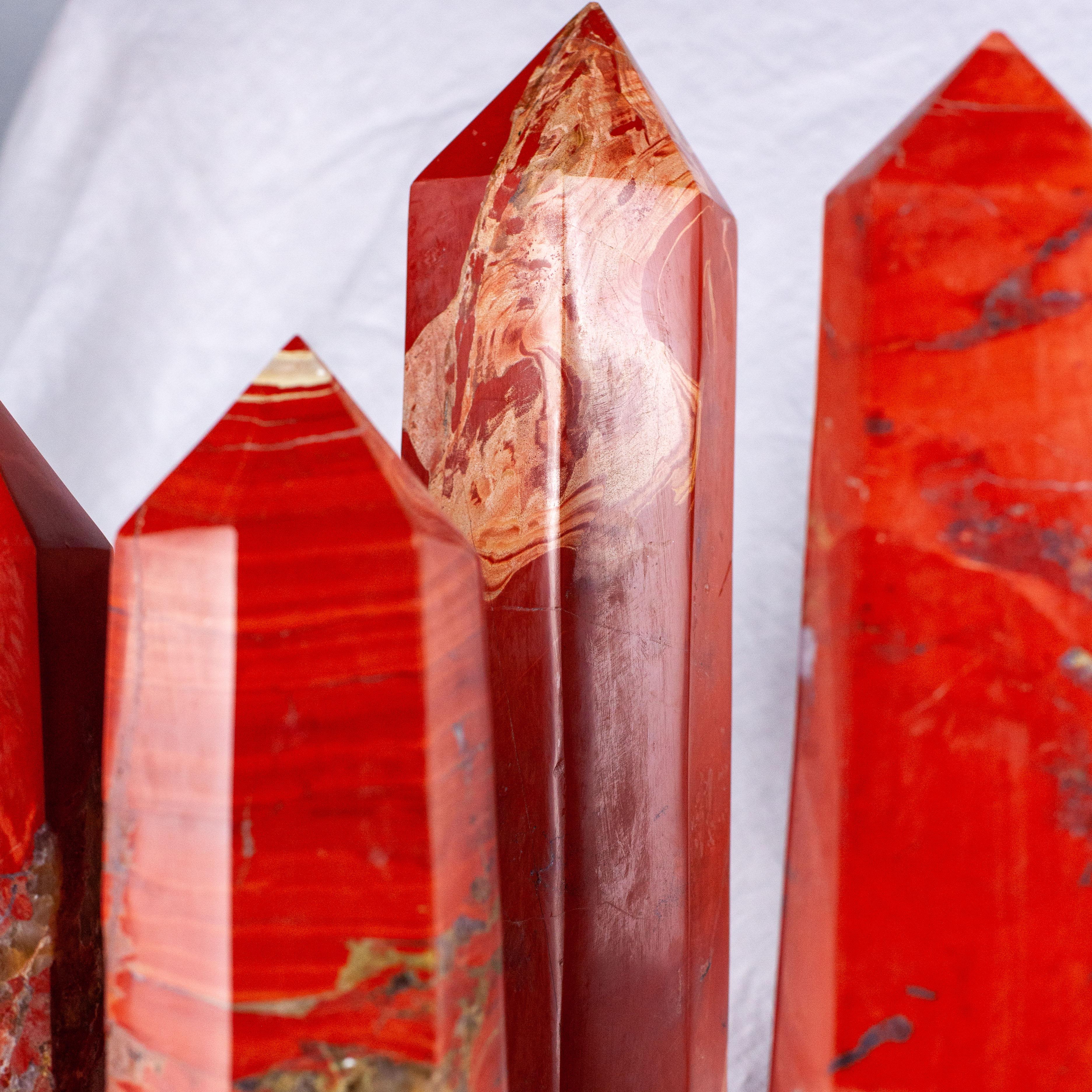 Collection de pointes / tours / obélisques en cristal de jaspe rouge naturel  Bon état - En vente à Bloomfield Hills, MI