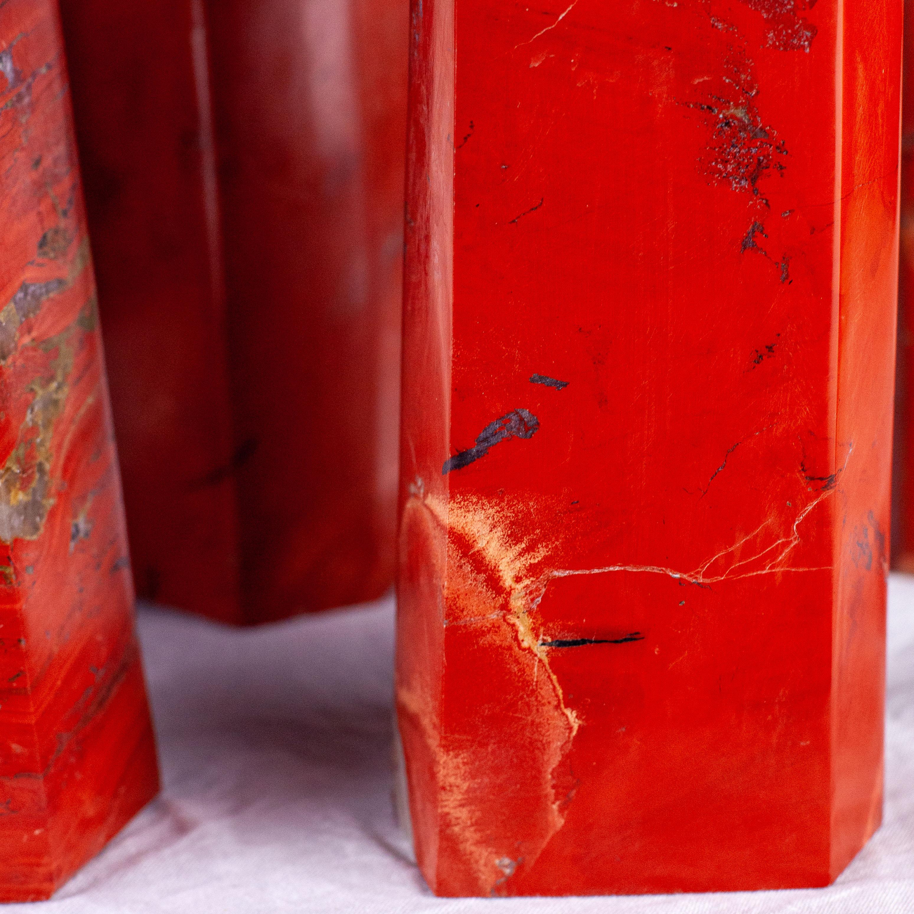 XXIe siècle et contemporain Collection de pointes / tours / obélisques en cristal de jaspe rouge naturel  en vente