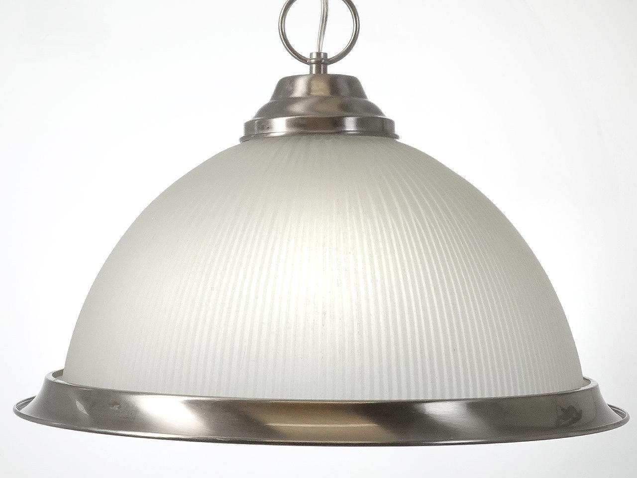 Abbiamo una piccola collezione di questi pendenti prismatici. Sono di buone dimensioni, con un diametro di 16,5 e un'altezza di 13 pollici più la catena. Il vetro è un po' diverso, con una finitura smerigliata. Penso che la glassa gli conferisca un