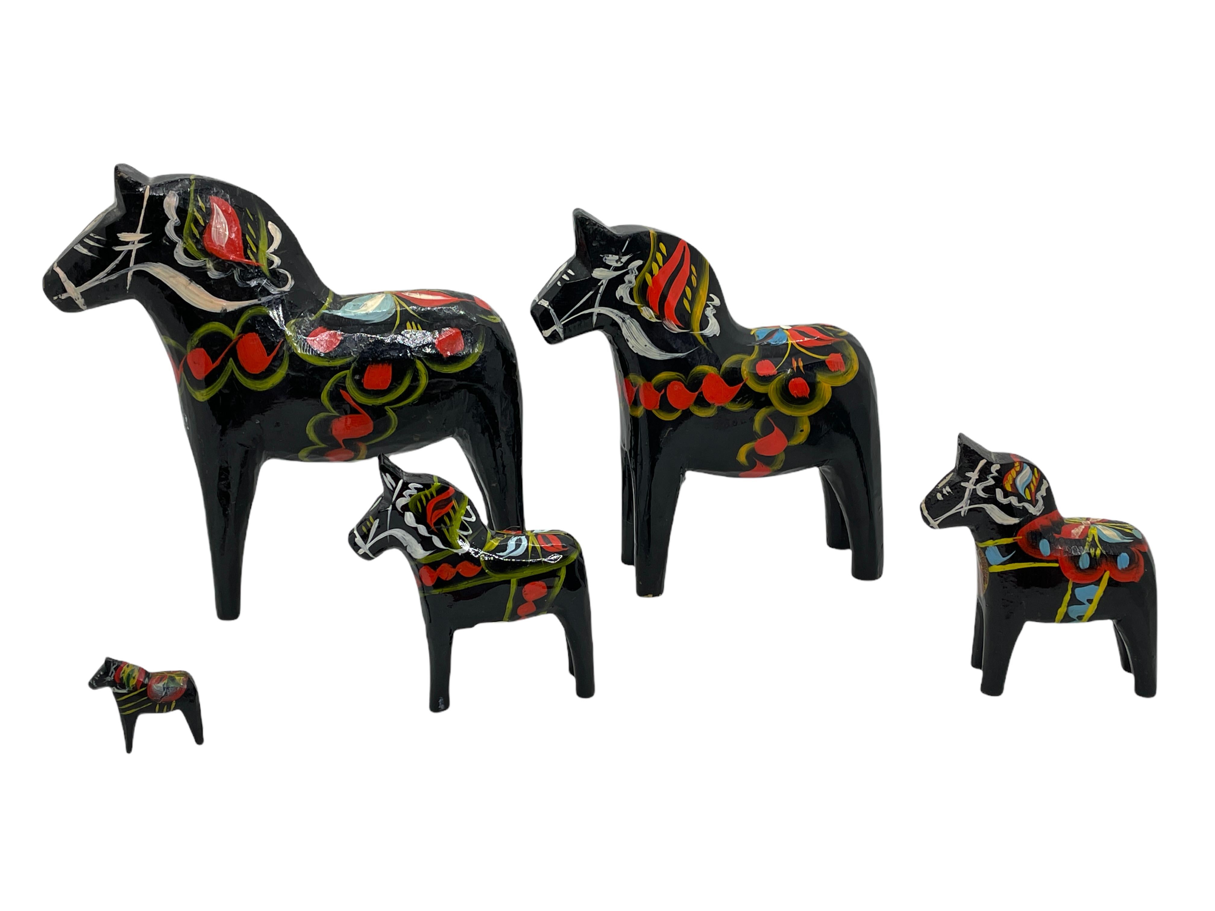 Kollektion von neun schwedischen Dala-Pferden im Vintage-Stil von Nils Olsson, Schweden Volkskunst im Angebot 2