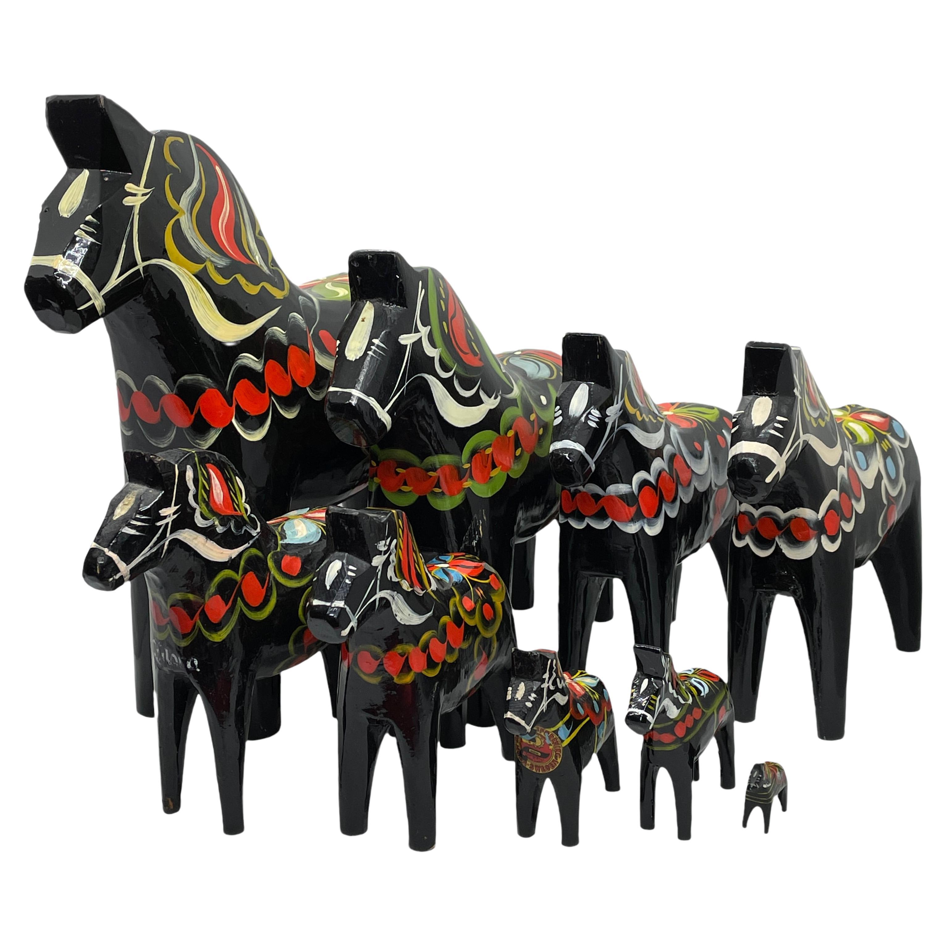 Kollektion von neun schwedischen Dala-Pferden im Vintage-Stil von Nils Olsson, Schweden Volkskunst