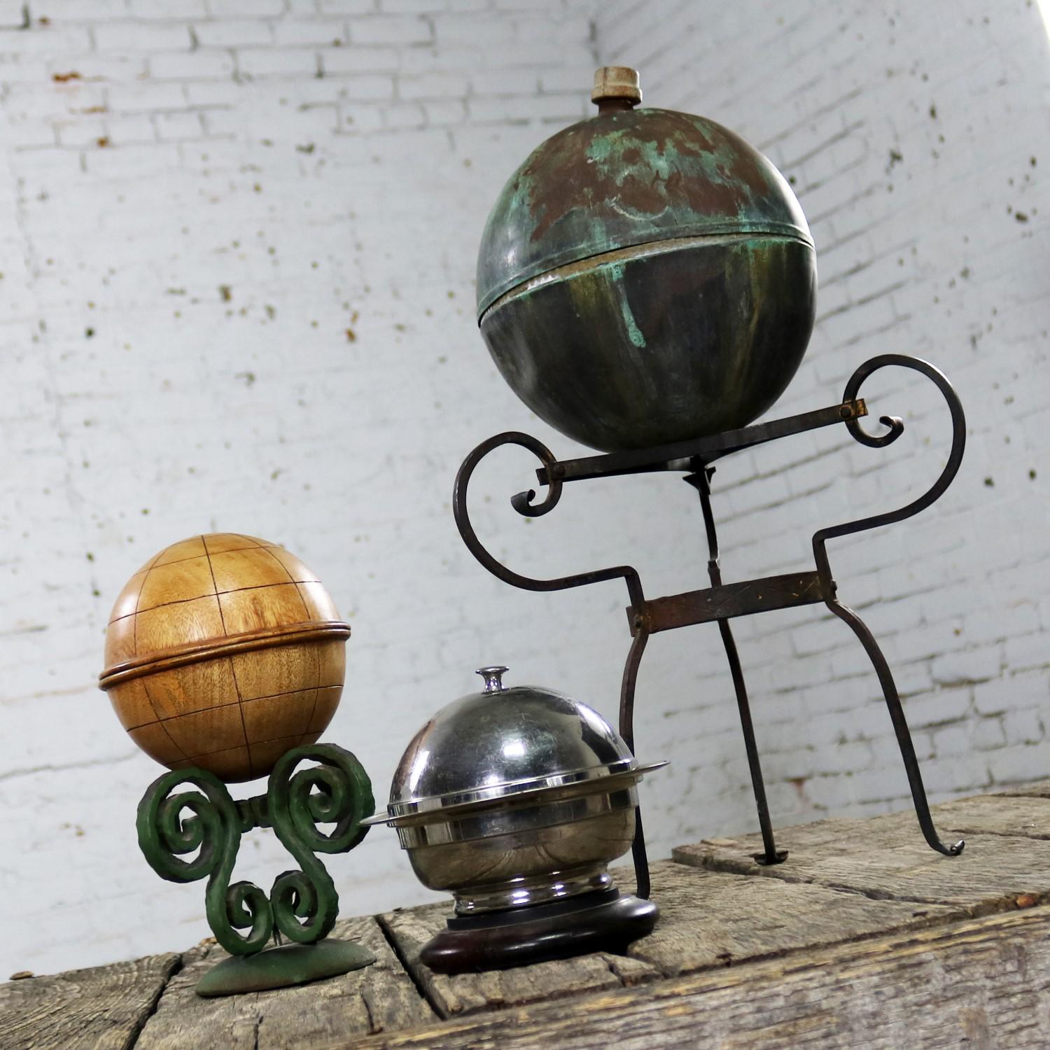 Collection of Orb Objects on Stands als Centerpiece oder Object d'Art (Sonstiges) im Angebot