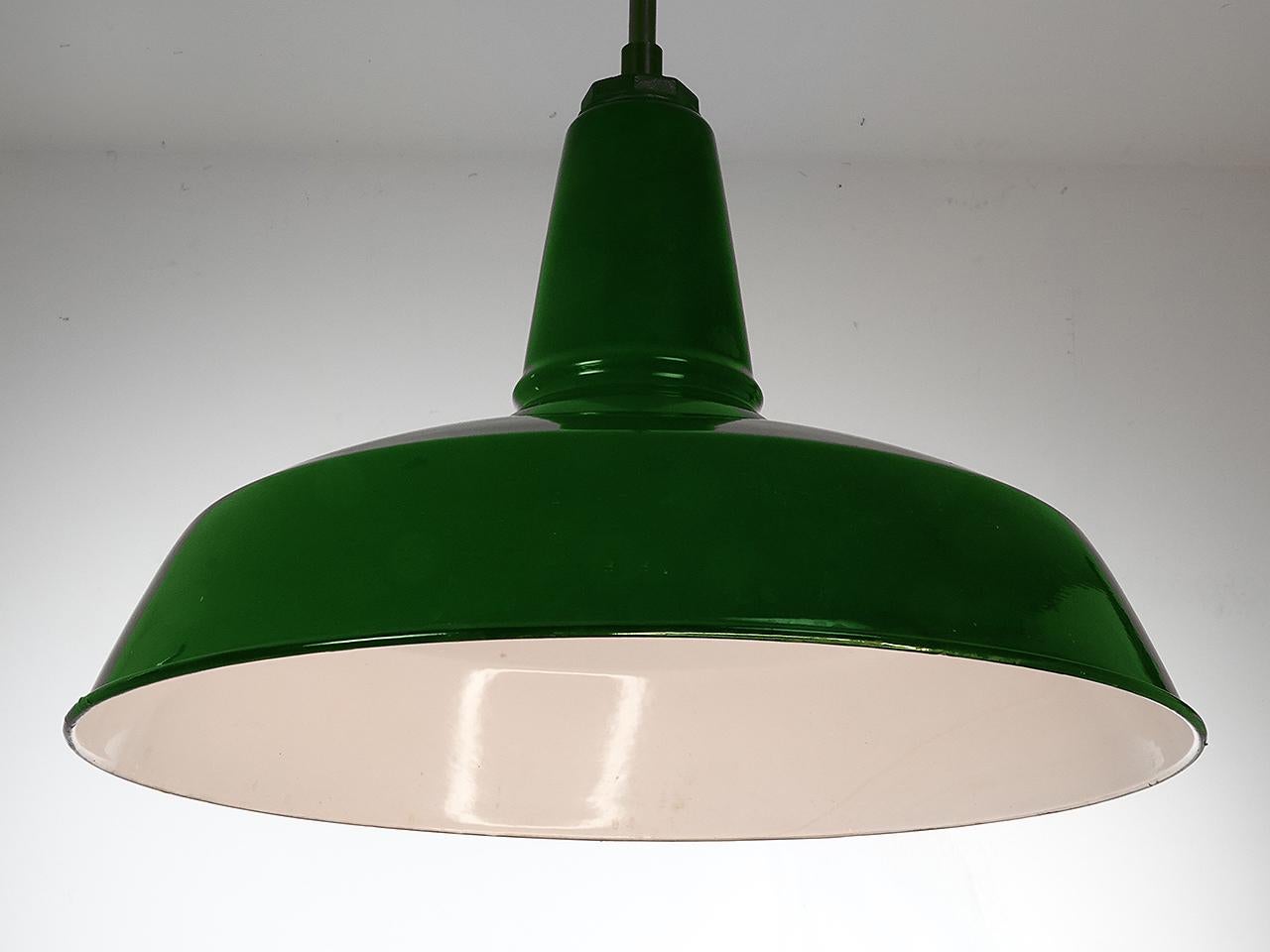 Collection of Original Benjamin Green Porcelain Pendant Lights Estadounidense en venta