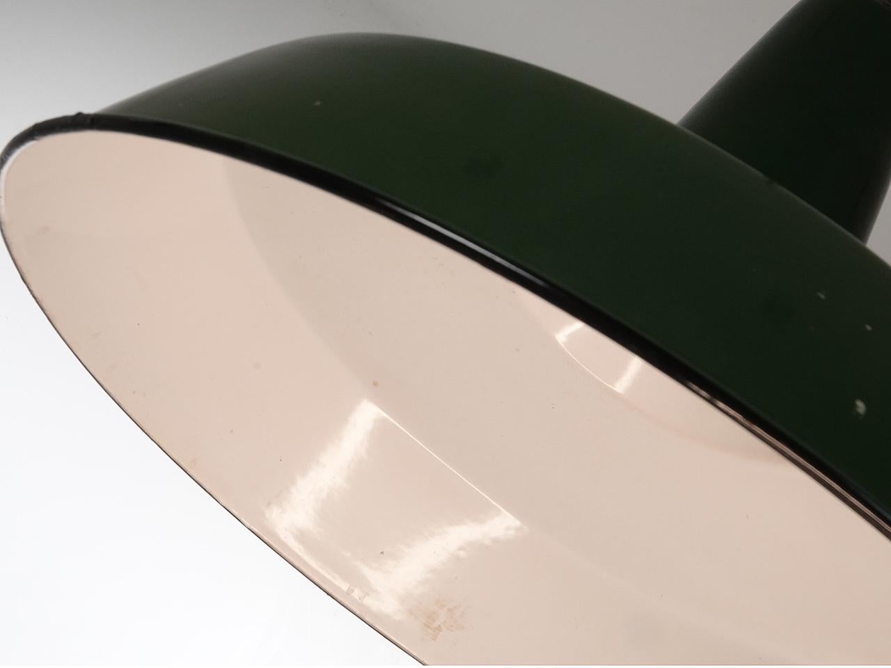 Collection of Original Benjamin Green Porcelain Pendant Lights en Bueno estado para la venta en Peekskill, NY