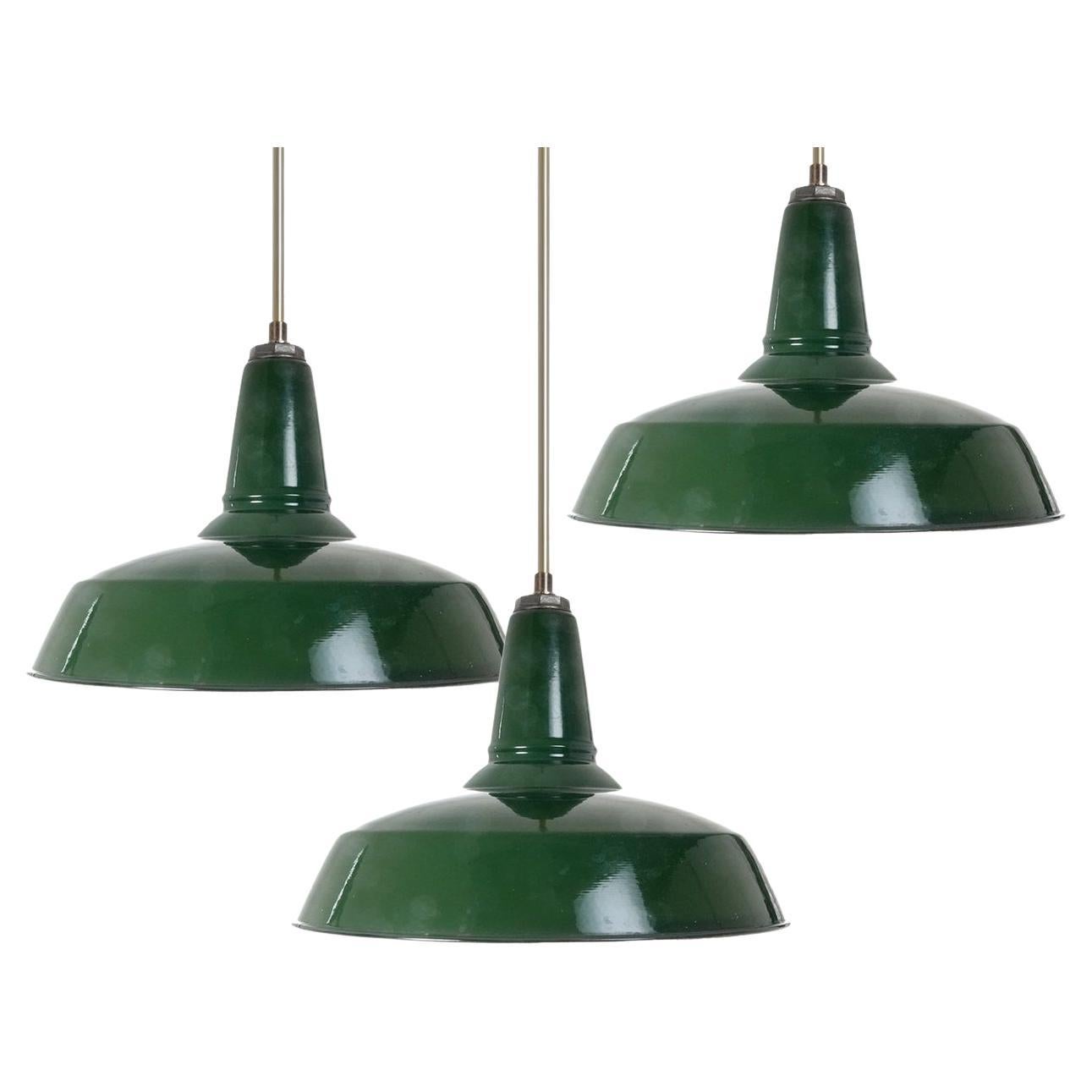 Collection of Original Benjamin Green Porcelain Pendant Lights en venta