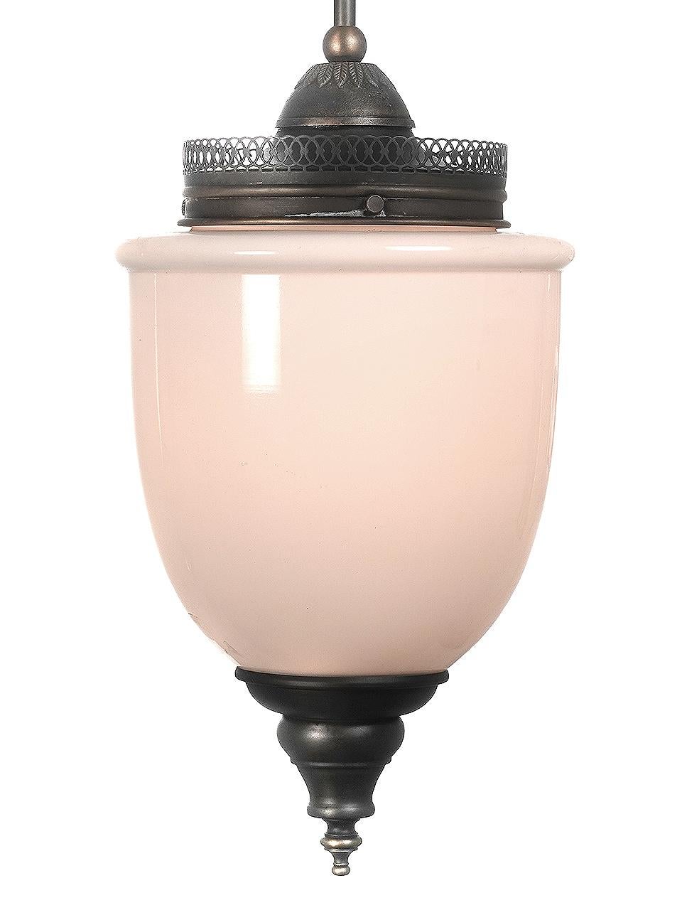 Siamo stati fortunati a trovare una bella collezione di queste prime lampade a corona abbinate. Se stai facendo un lavoro più grande questa è una buona notizia. Ogni lampada ha un globo di vetro lattiginoso a forma di calice con dettagli in ottone e
