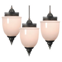 Colección de Colgantes de Vaso de Leche Coronados y Ornamentados