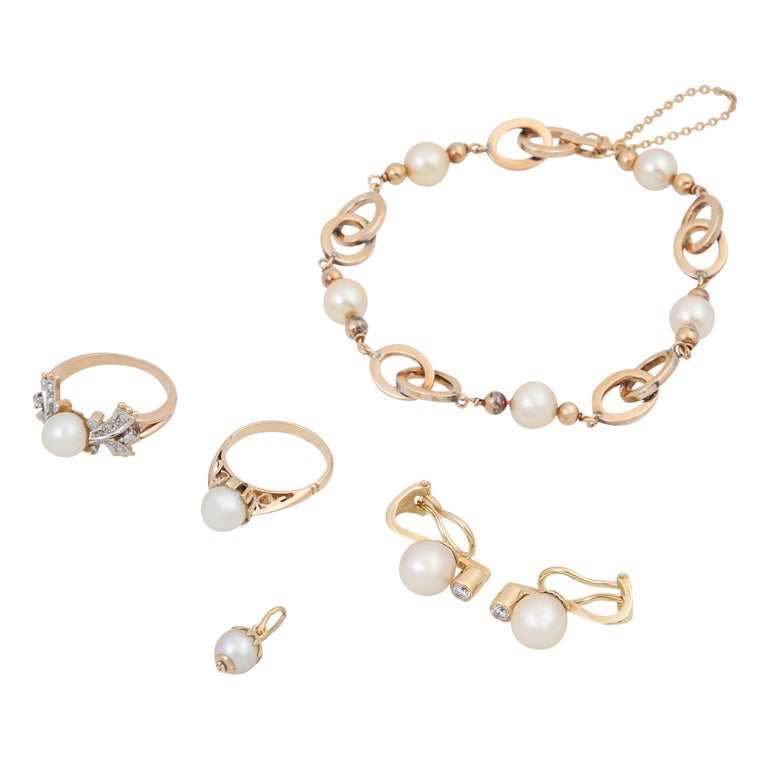 Collection of Pearl Jewelry 5 Pieces For Sale at 1stDibs