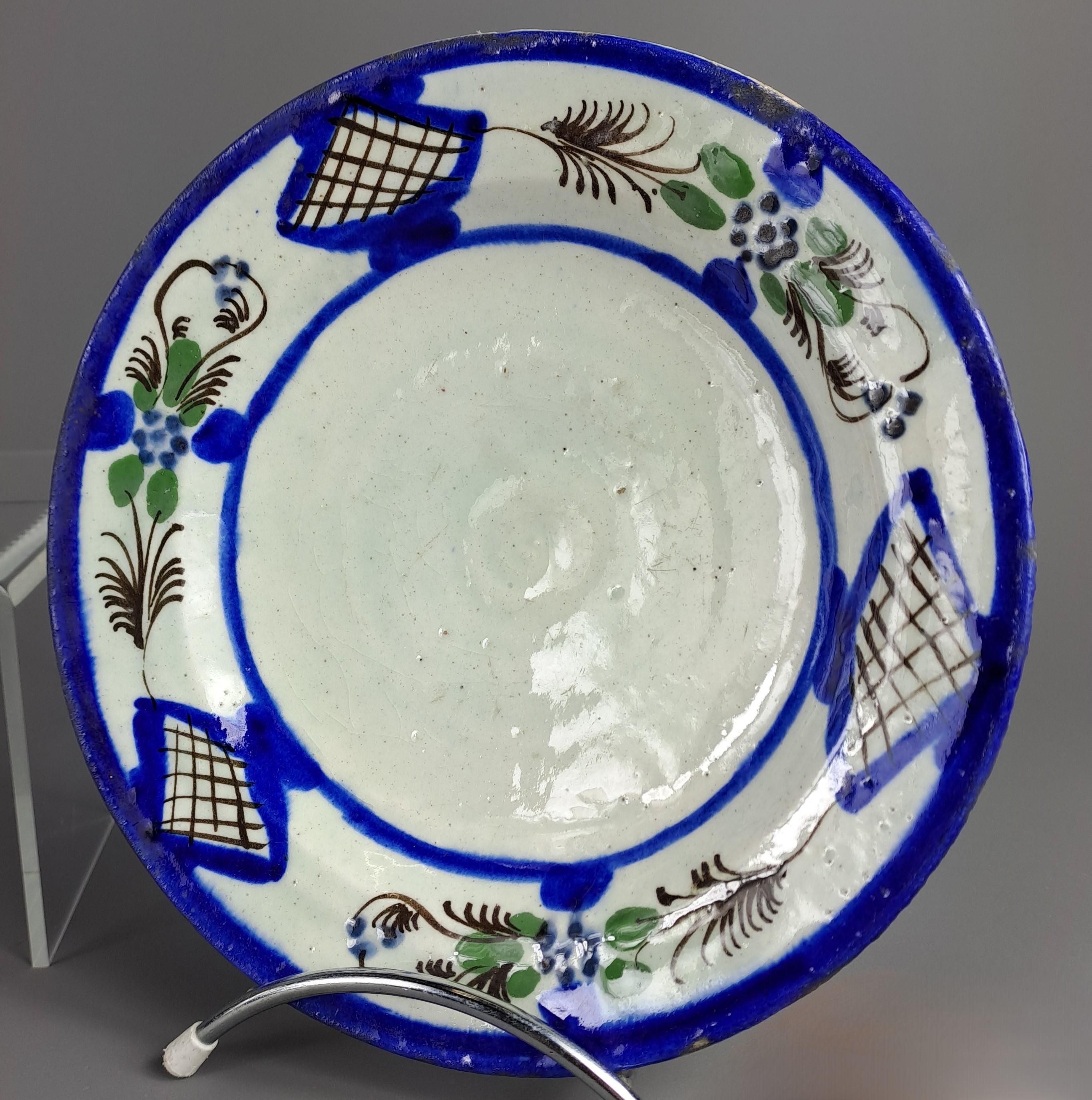 Collection of Persian Glazed Ceramic Plates - Islamische Kunst - 18. Jahrhundert (Persisch) im Angebot