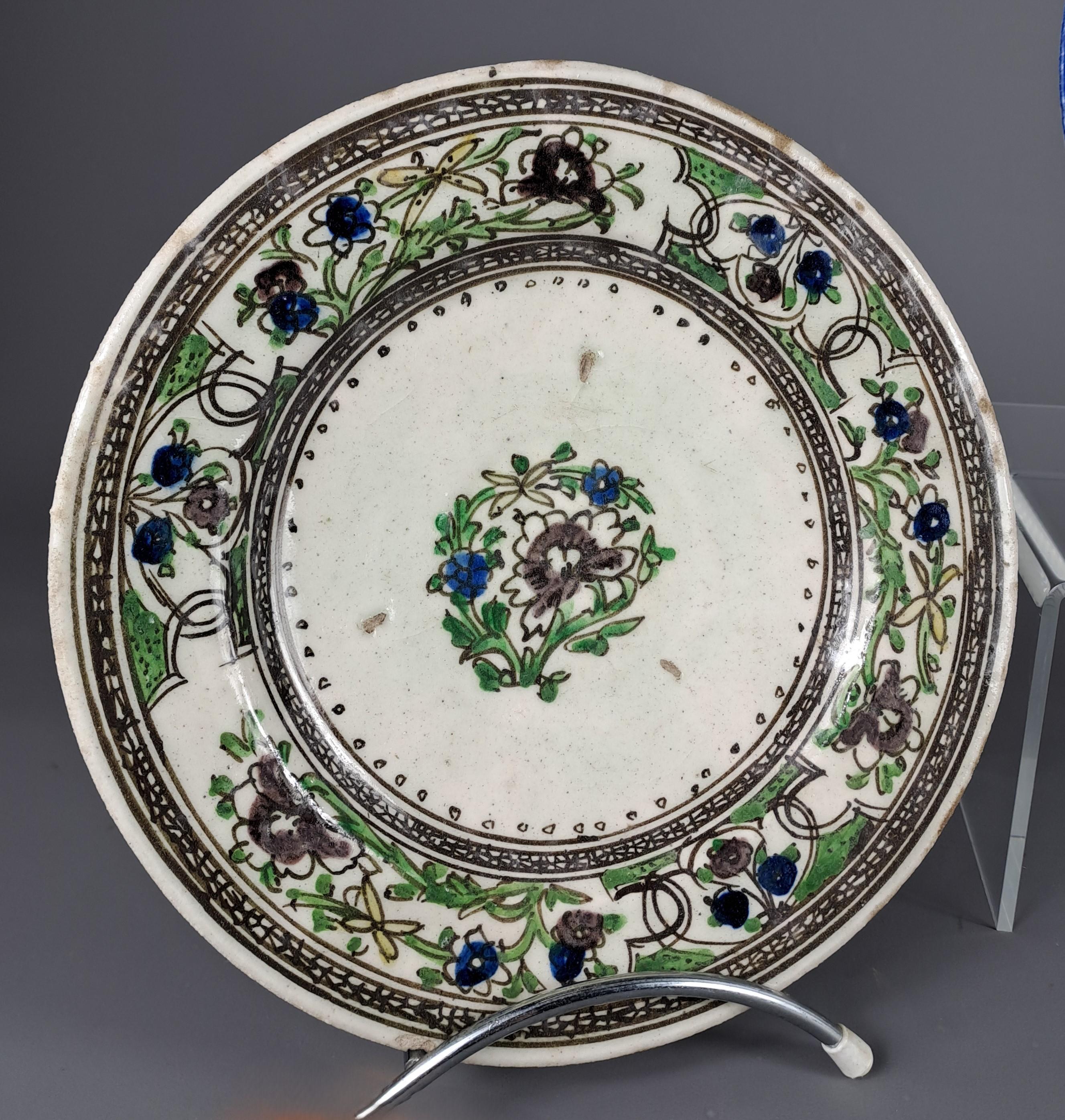 Collection of Persian Glazed Ceramic Plates - Islamische Kunst - 18. Jahrhundert im Zustand „Relativ gut“ im Angebot in BARSAC, FR