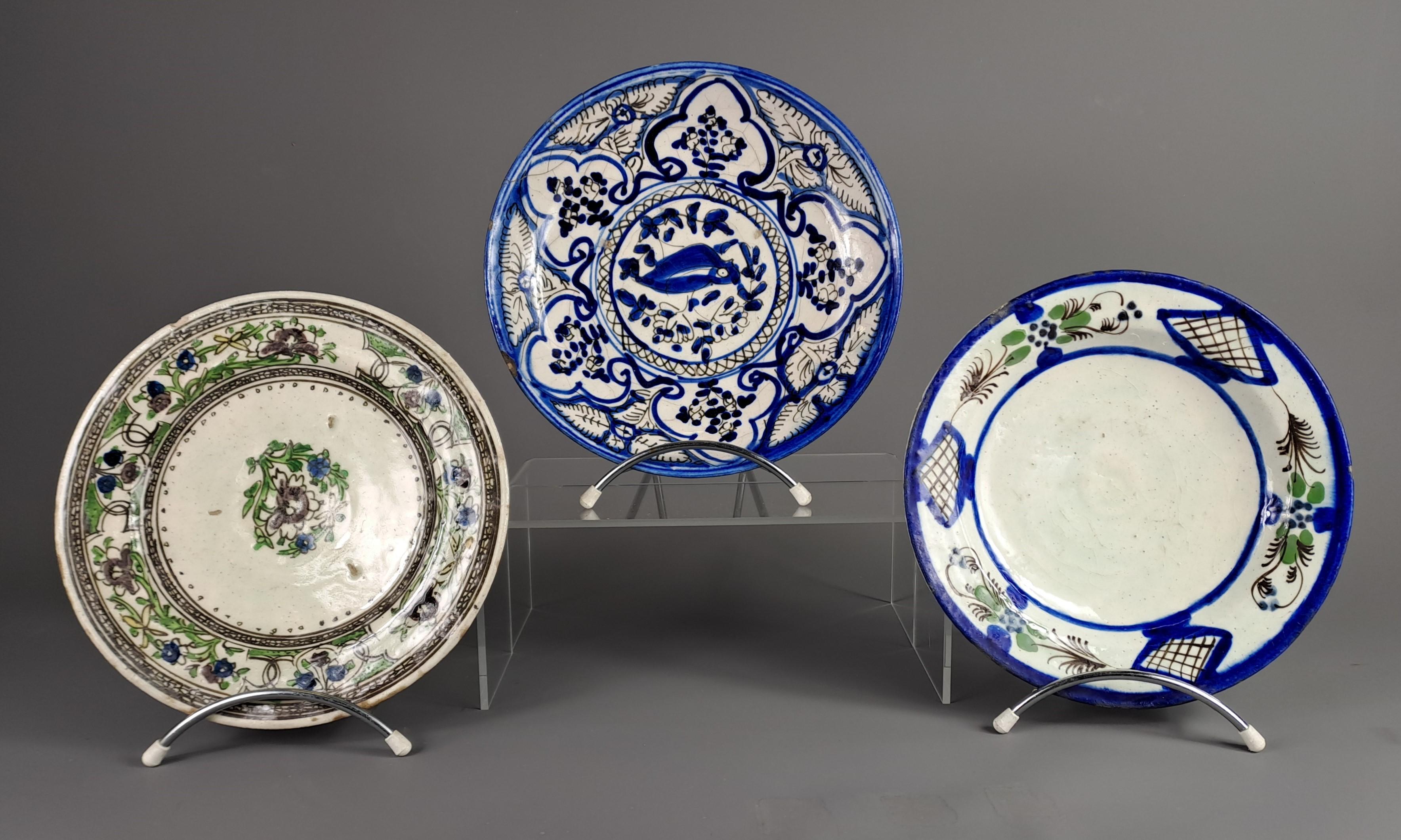 Collection of Persian Glazed Ceramic Plates - Islamische Kunst - 18. Jahrhundert (Keramik) im Angebot