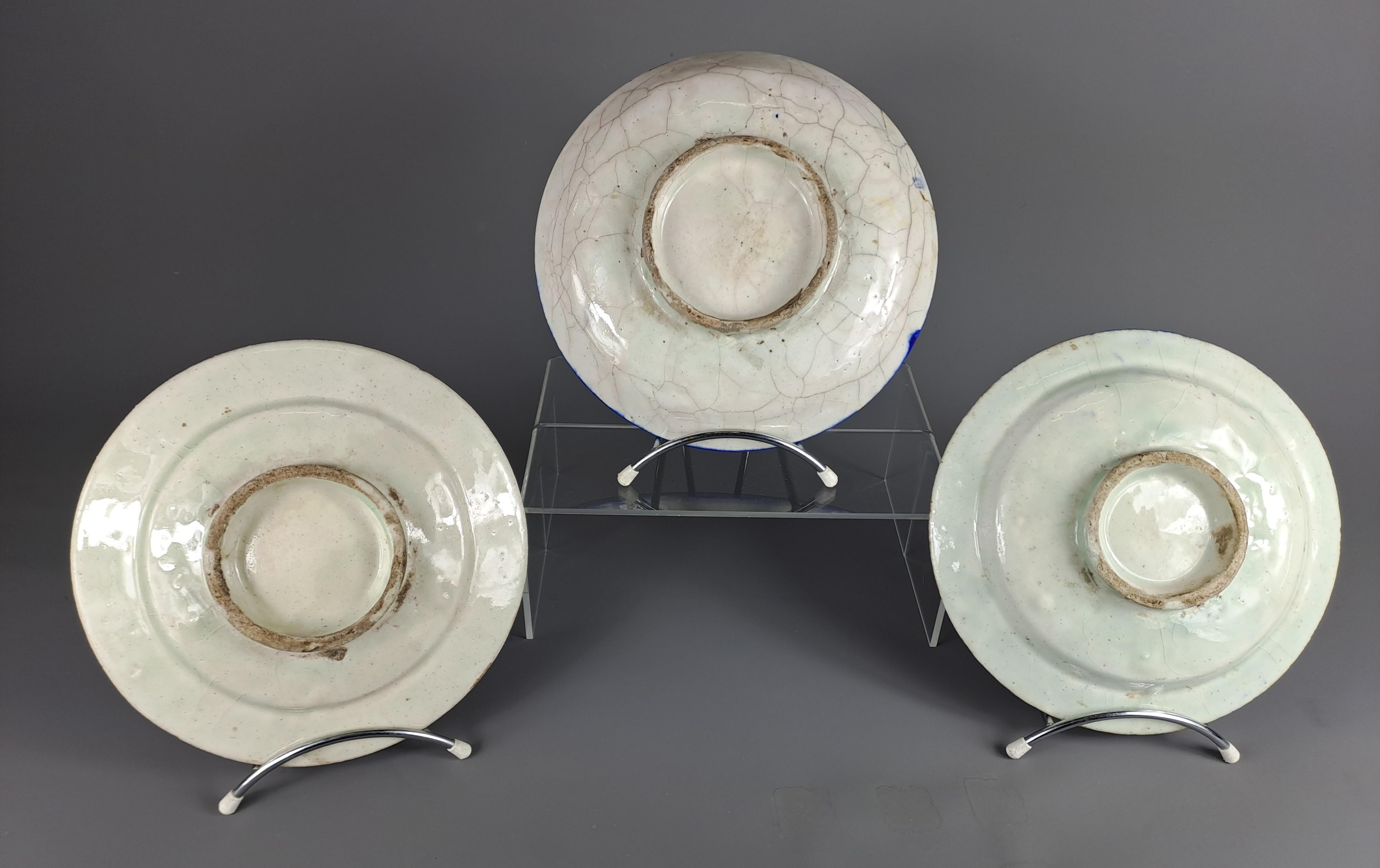 Collection of Persian Glazed Ceramic Plates - Islamische Kunst - 18. Jahrhundert im Angebot 1