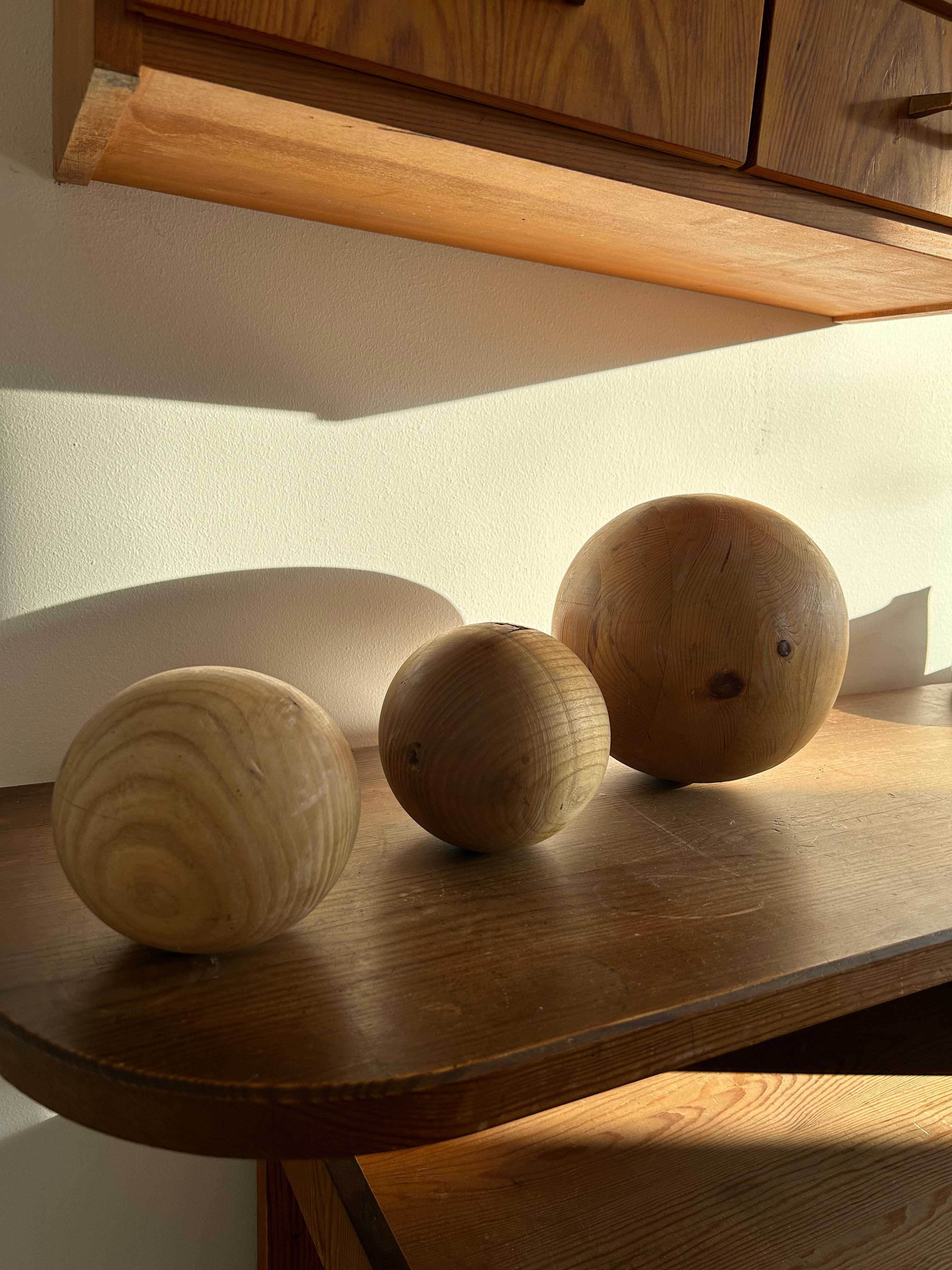 Rare collection of decorative pine balls made in solid pine in Denmark in the 1970s but a skilled wood worker.
The balls are made in solid pine and have been treated with oil.
The balls are in good original condition with signs of use.

The