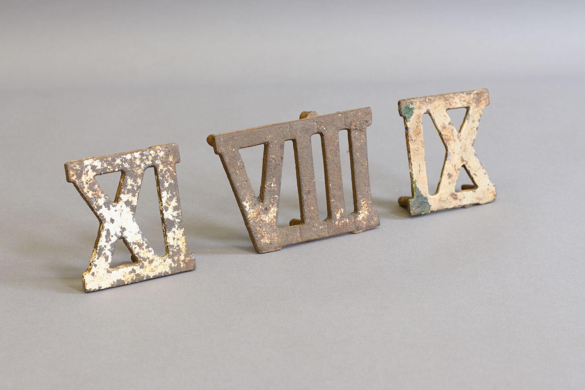 Cast metal Roman numerals. Circa 1900
H 8cm x W 5cm x D 3cm