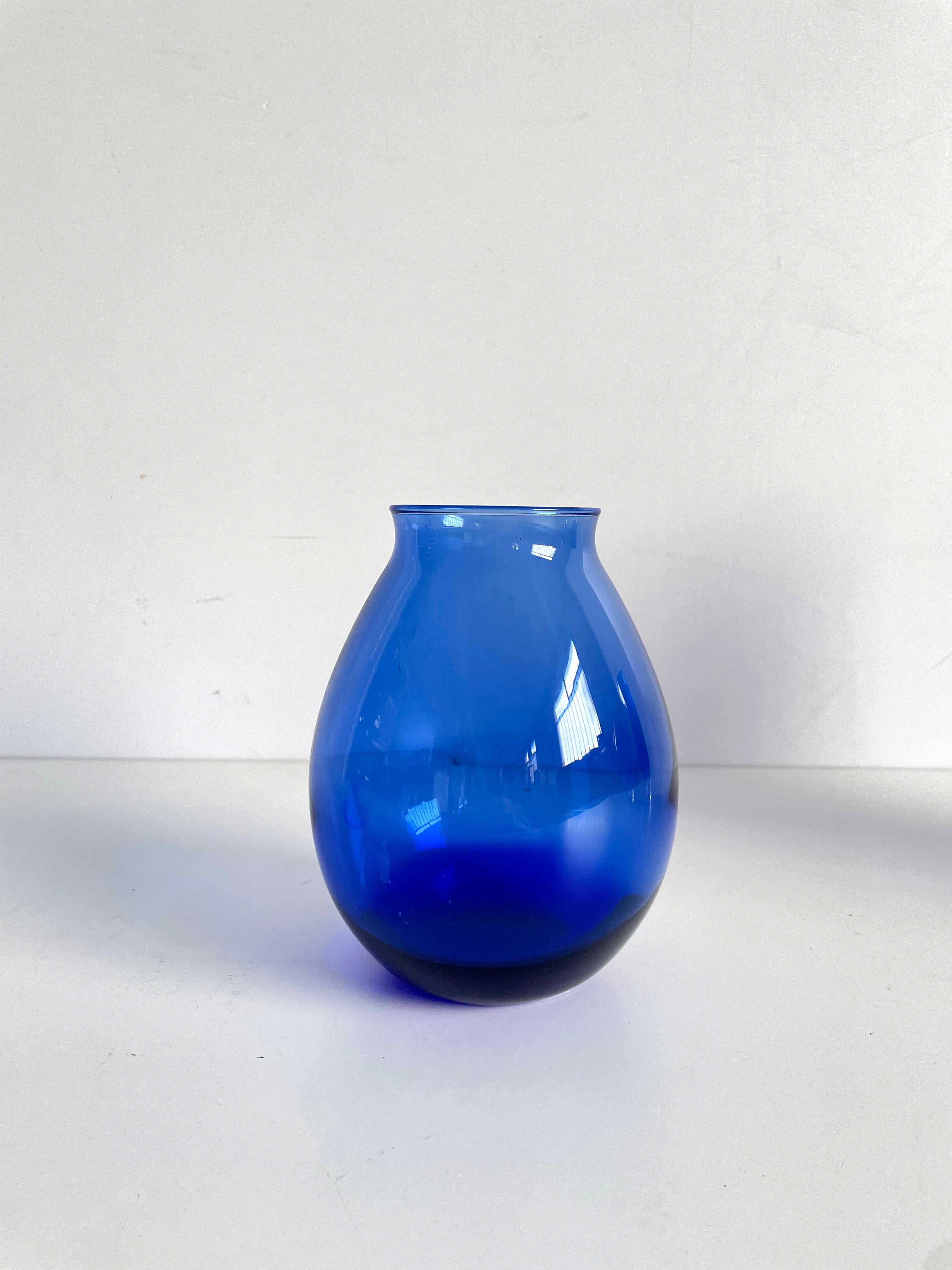 Collection of Scandinavian Art Glass, Set of 4 diverse Blue Glass Vases For Sale 3