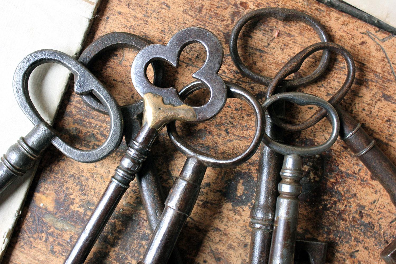 The collection of silver and iron antique keys, with differing bows, with examples from the Georgian period to the early Victorian, and each with a good patina.

The keys are is all in good condition with slight rusting commensurate with age and