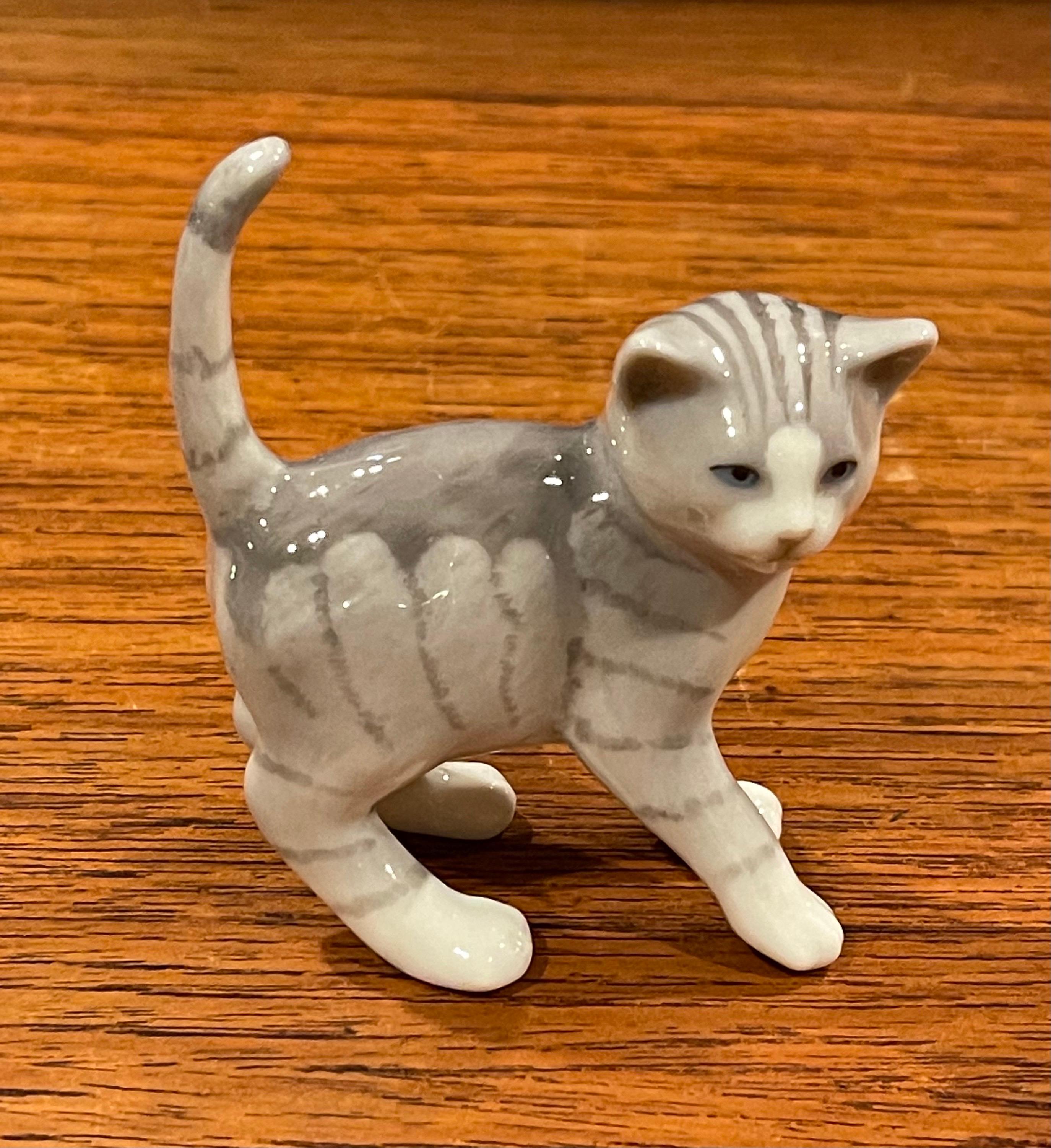 Sammlung von sieben Miniatur-Porzellan-Katzenskulpturen von Royal Copenhagen 8