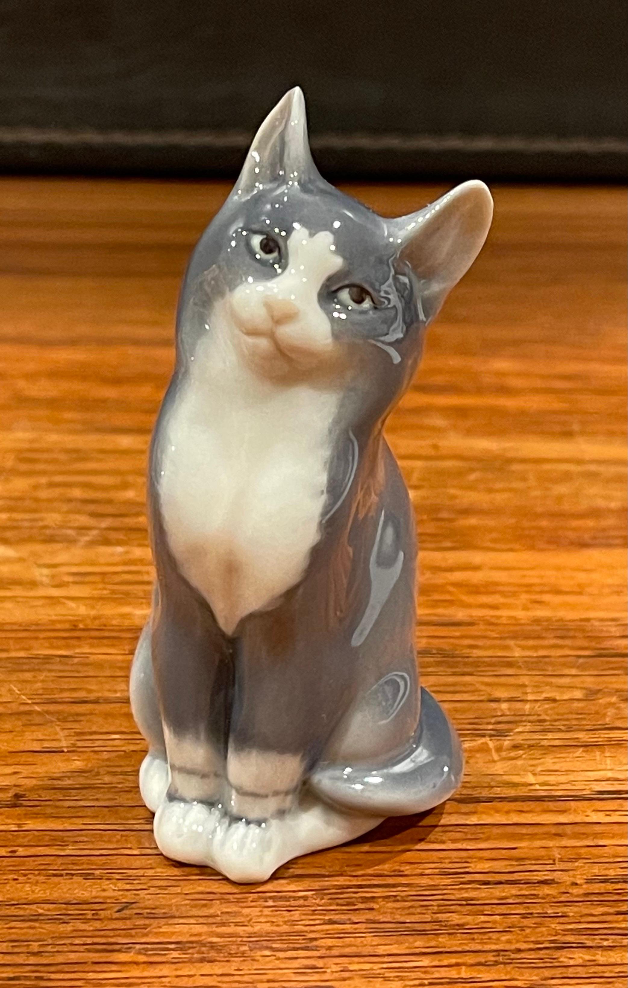 Sammlung von sieben Miniatur-Porzellan-Katzenskulpturen von Royal Copenhagen (Dänisch)